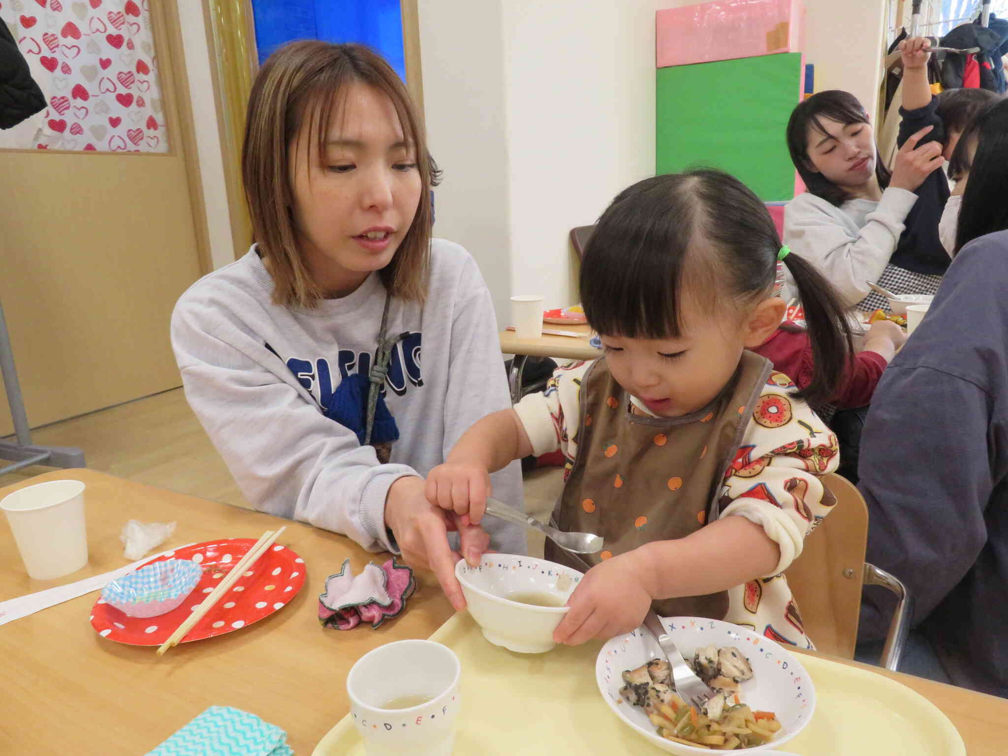 保育園での給食の様子はいかがでしたか？ぎこちないけど自分で食べようと一生懸命です。