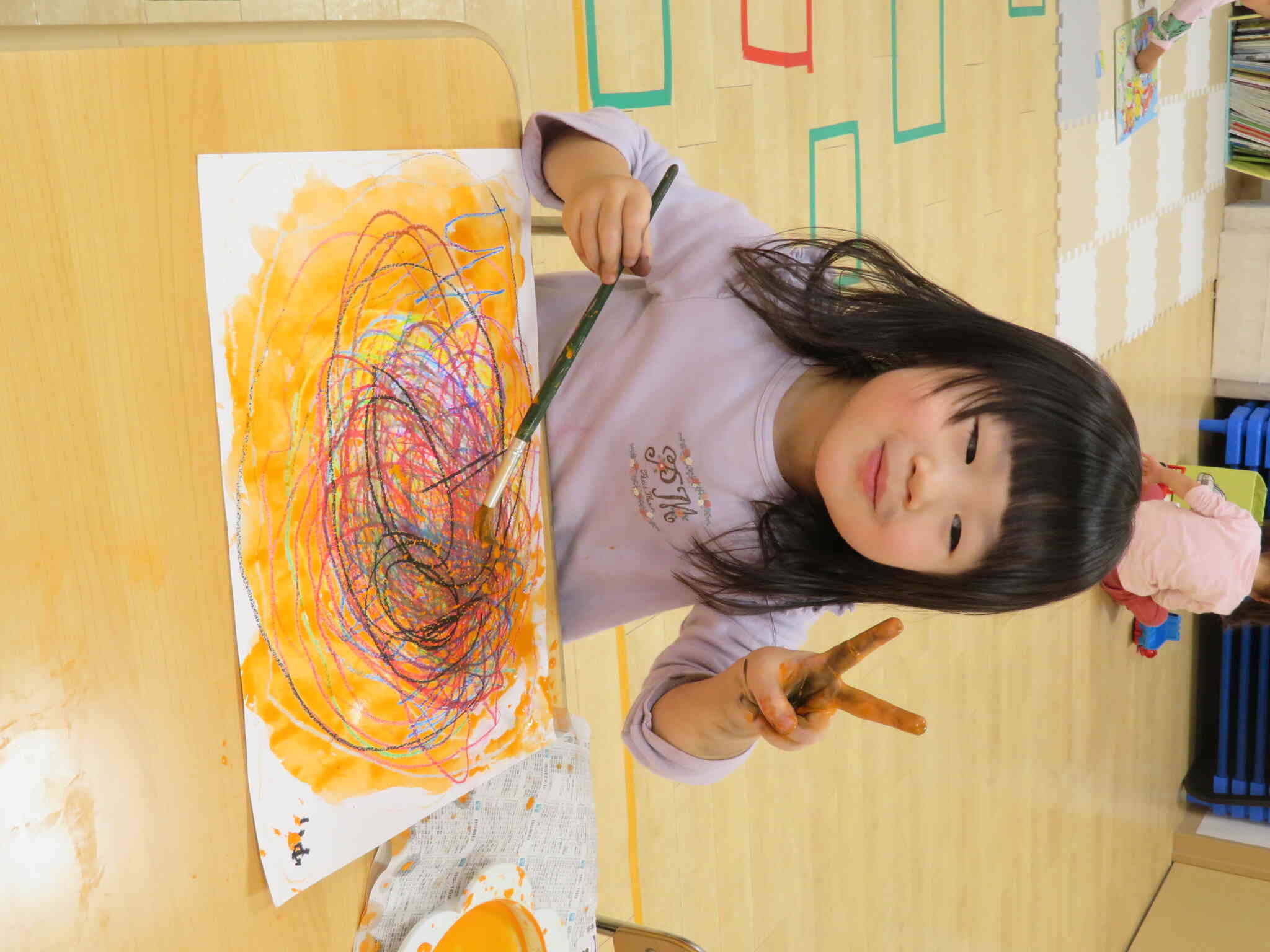 はじき絵に夢中になり、気が付けば顔も手も絵の具だらけ・・・「せんせいみて～」と大満足♡