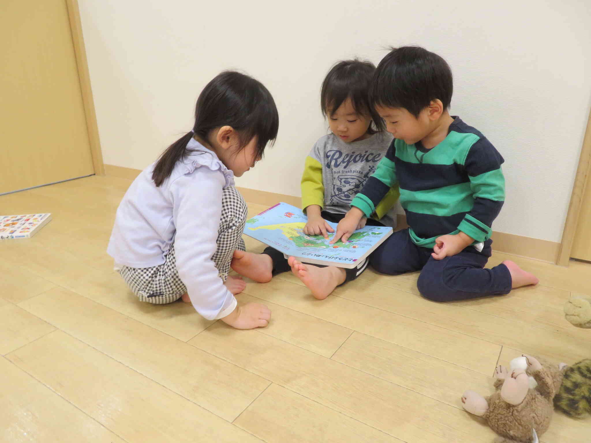 「これ〇〇だ～」「ちがうよ、△△じゃない？」一冊の絵本をみんなで見ながら会話を楽しめるようになりました。