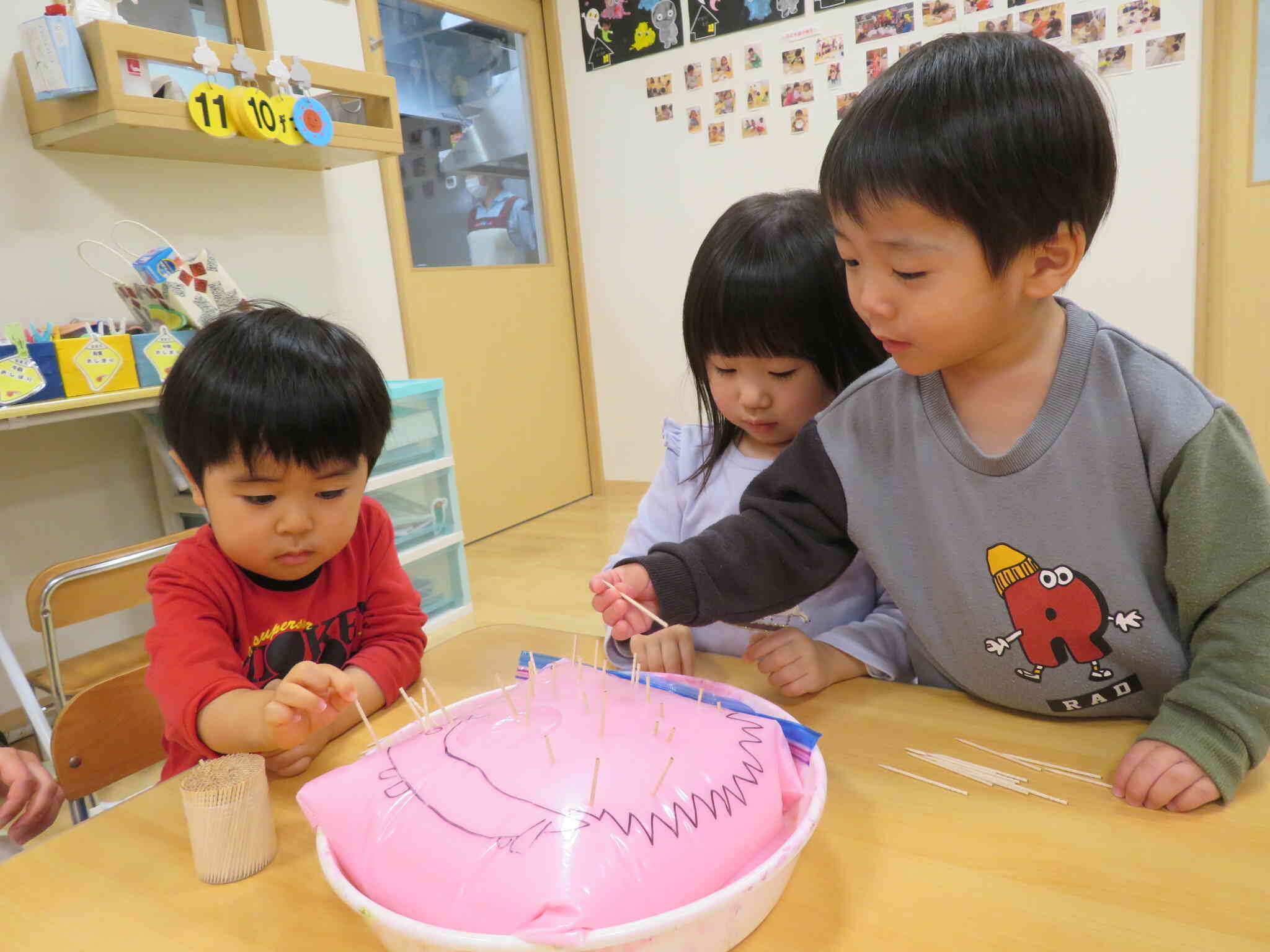 どんどん刺しちゃえ！！ジップロックはビクともしません。