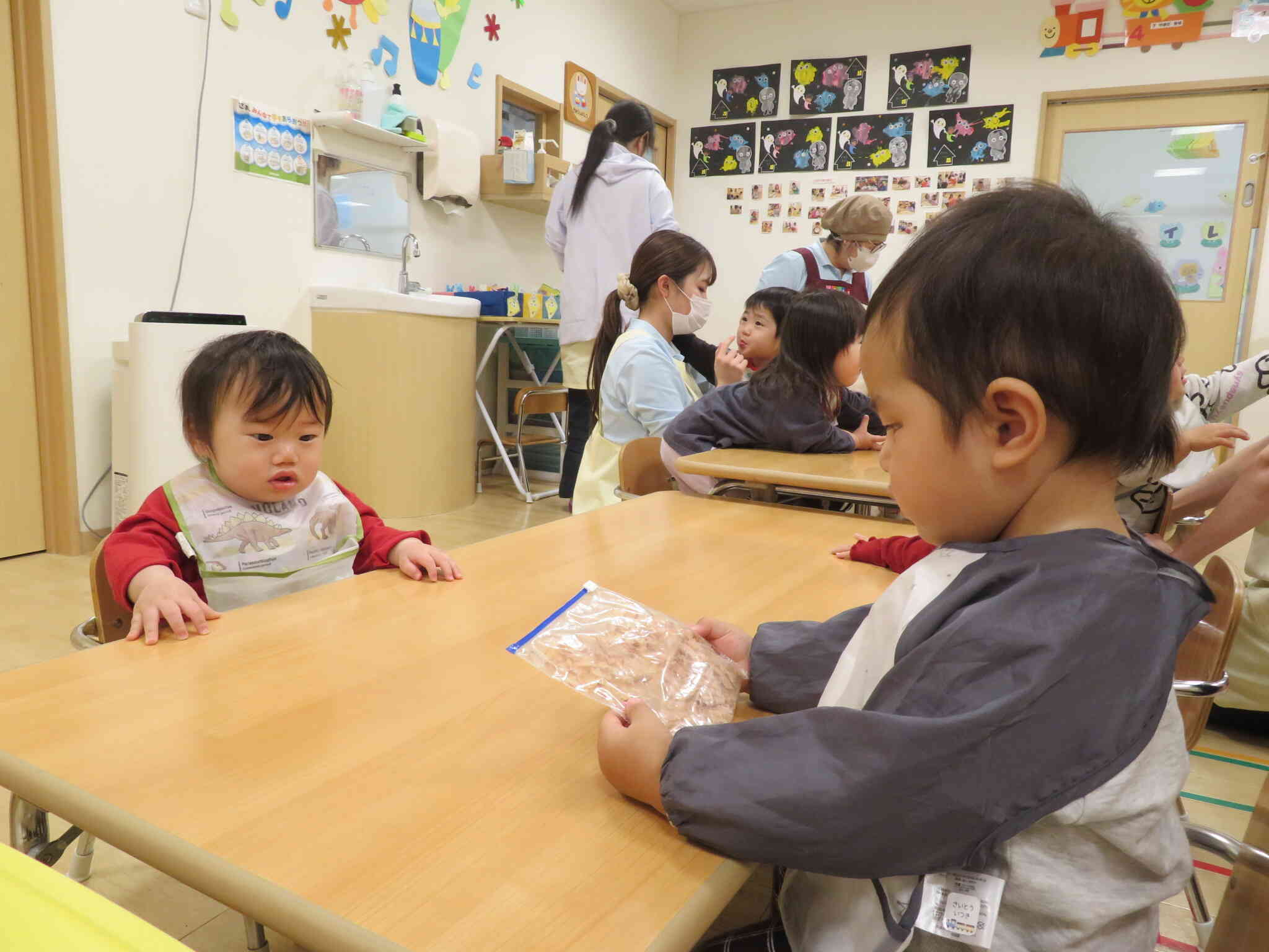 ひよこ組（０歳児）の子ども達も真剣です☆