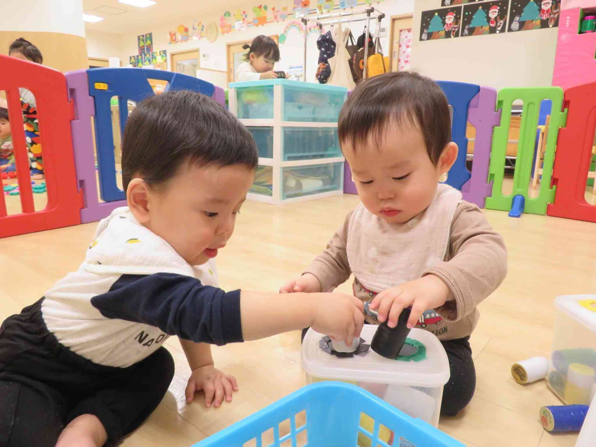 ぼくもいれて～！二人で仲良くポットン、ポットン・・・上手になったね。