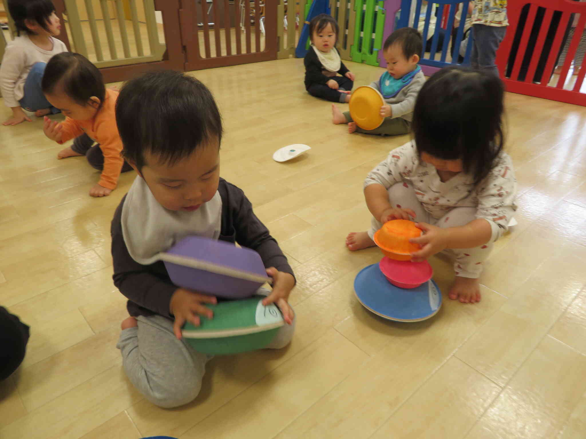 紙皿で作っただるまさんを重ねていきます。ひよこ組（０歳児）のお友達も真剣です♪