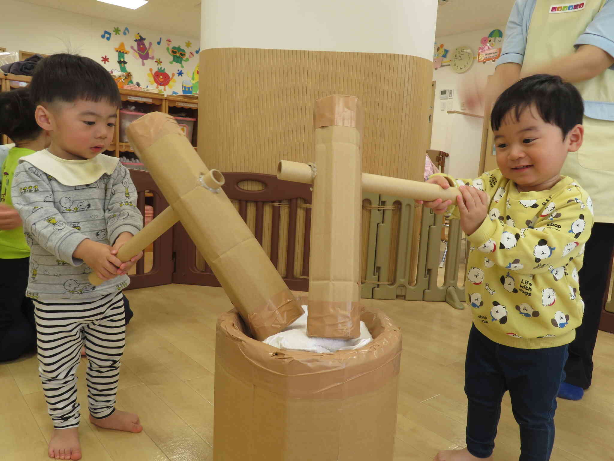 ペッタンペッタンお餅つき！初めての経験ですが、みんな上手にお餅をついてくれました。