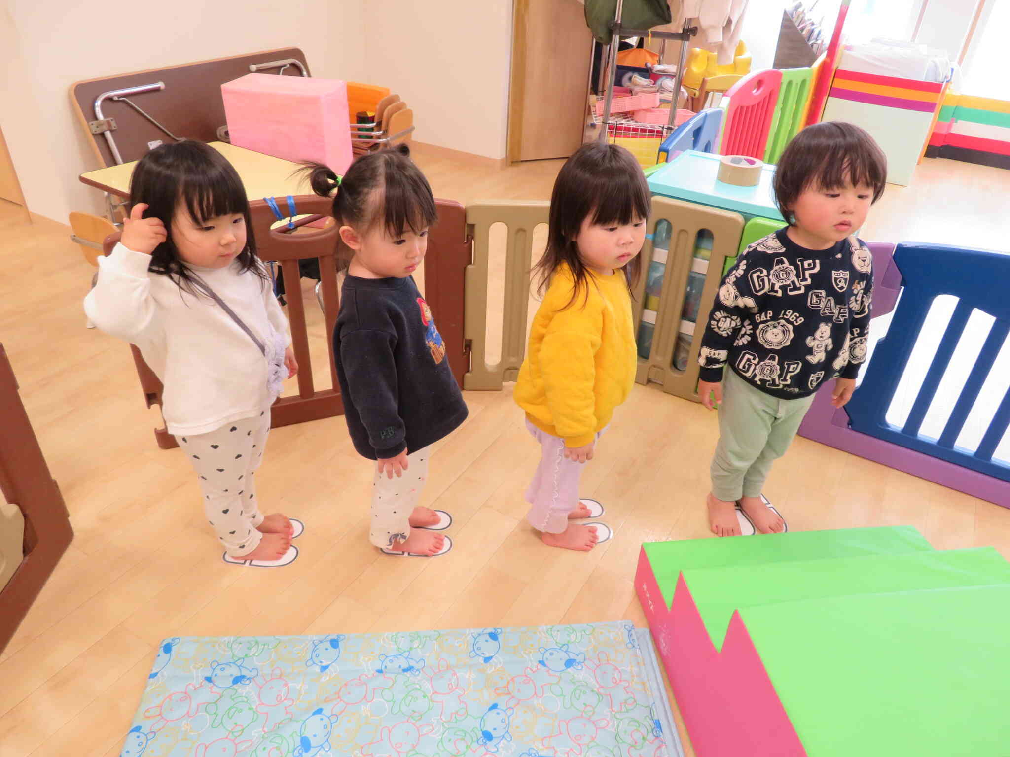 え・・・みんな格好良く並んでる・・・⁉　とっても上手に足のマークの上に気をつけ！してました。