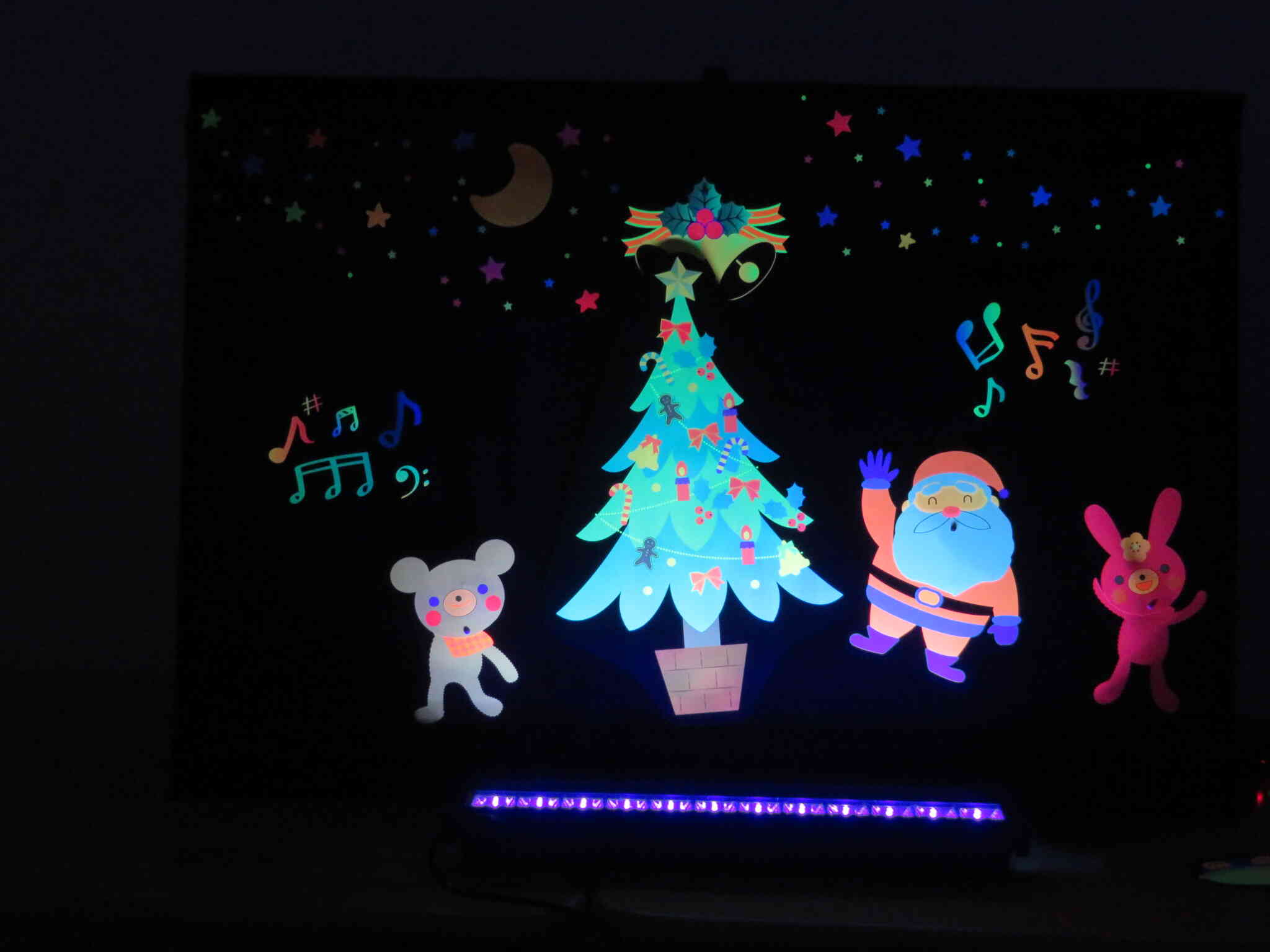 年末の出来事をご紹介！クリスマス会では初めての「ブラックパネルシアター」に子ども達は釘付けでした♡