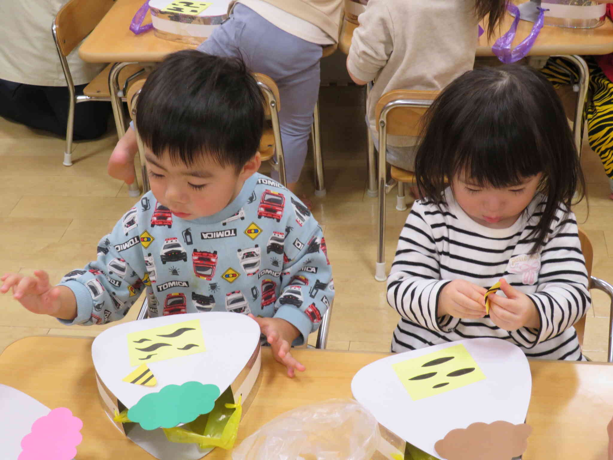 節分の豆入れを製作中。細かい作業に真剣です☆