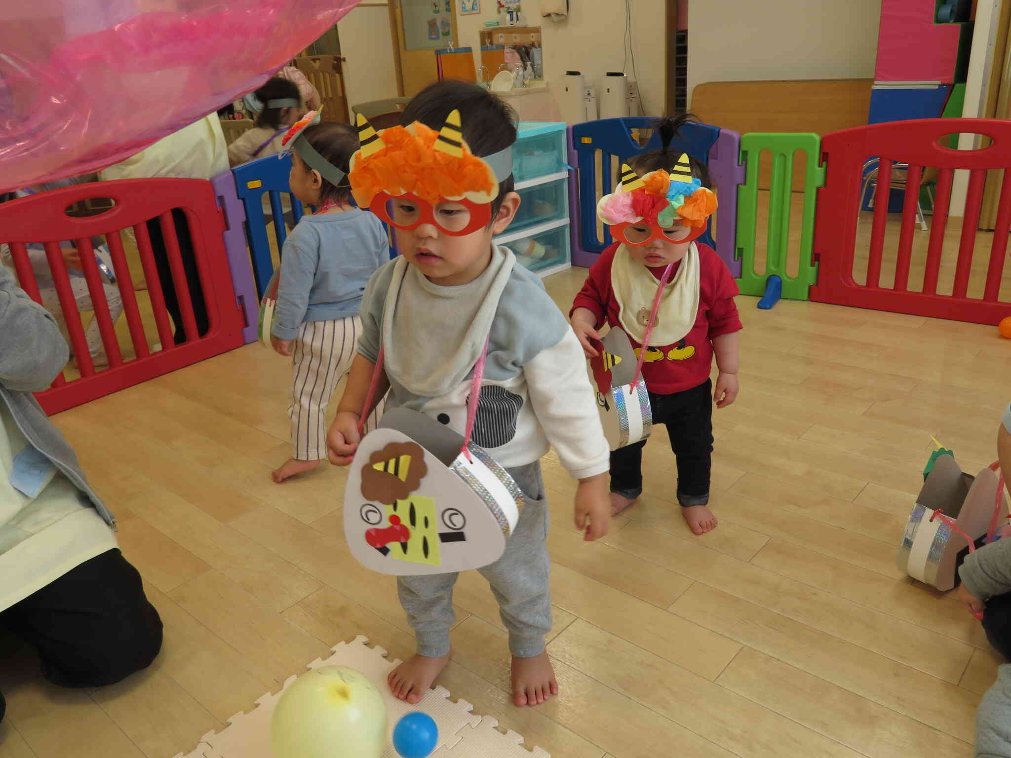 可愛い鬼（０歳児）もやって来ました♡ちょっぴり緊張した様子です・・・。