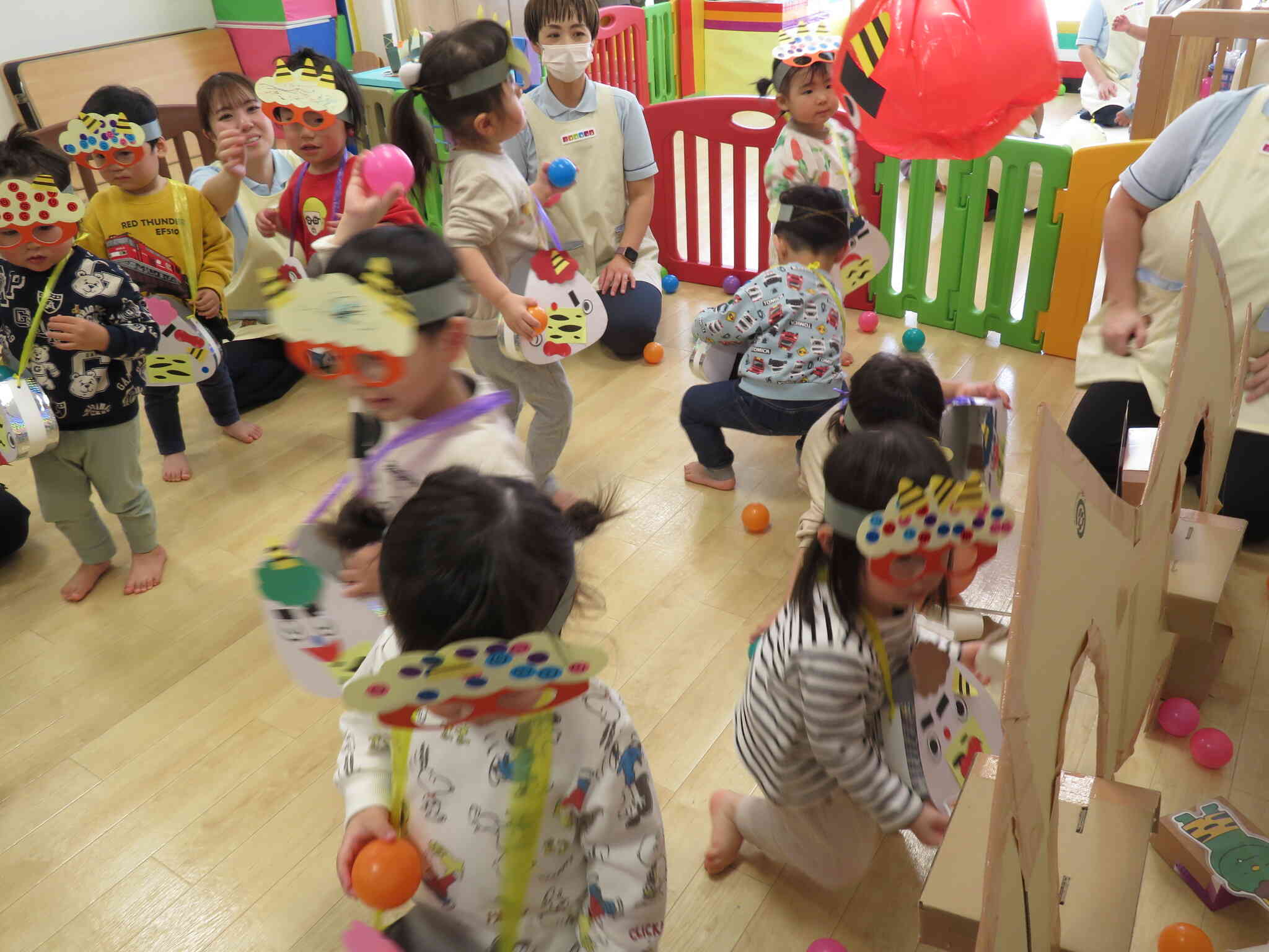 力いっぱい豆（カラーボール）をぶつけて、鬼退治大成功！！みんなありがとう♪