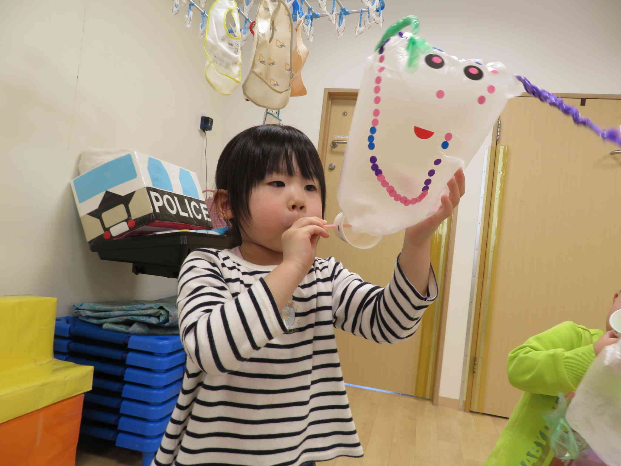 フ～ッと息を吹き込むと可愛いお化けが♡上手に作れたね！