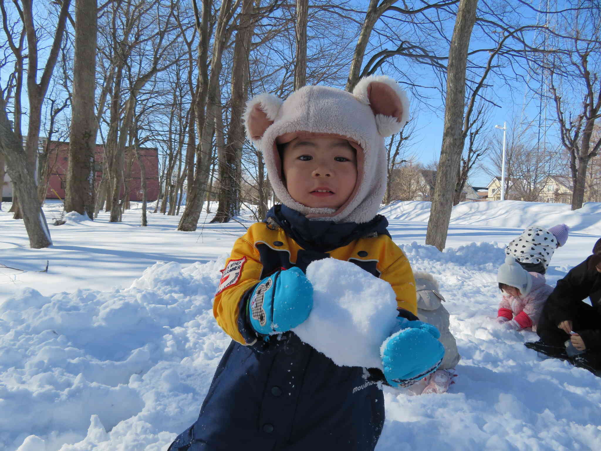 たーくさん降った雪。固く大きな雪の塊を嬉しそうに見せてくれました！