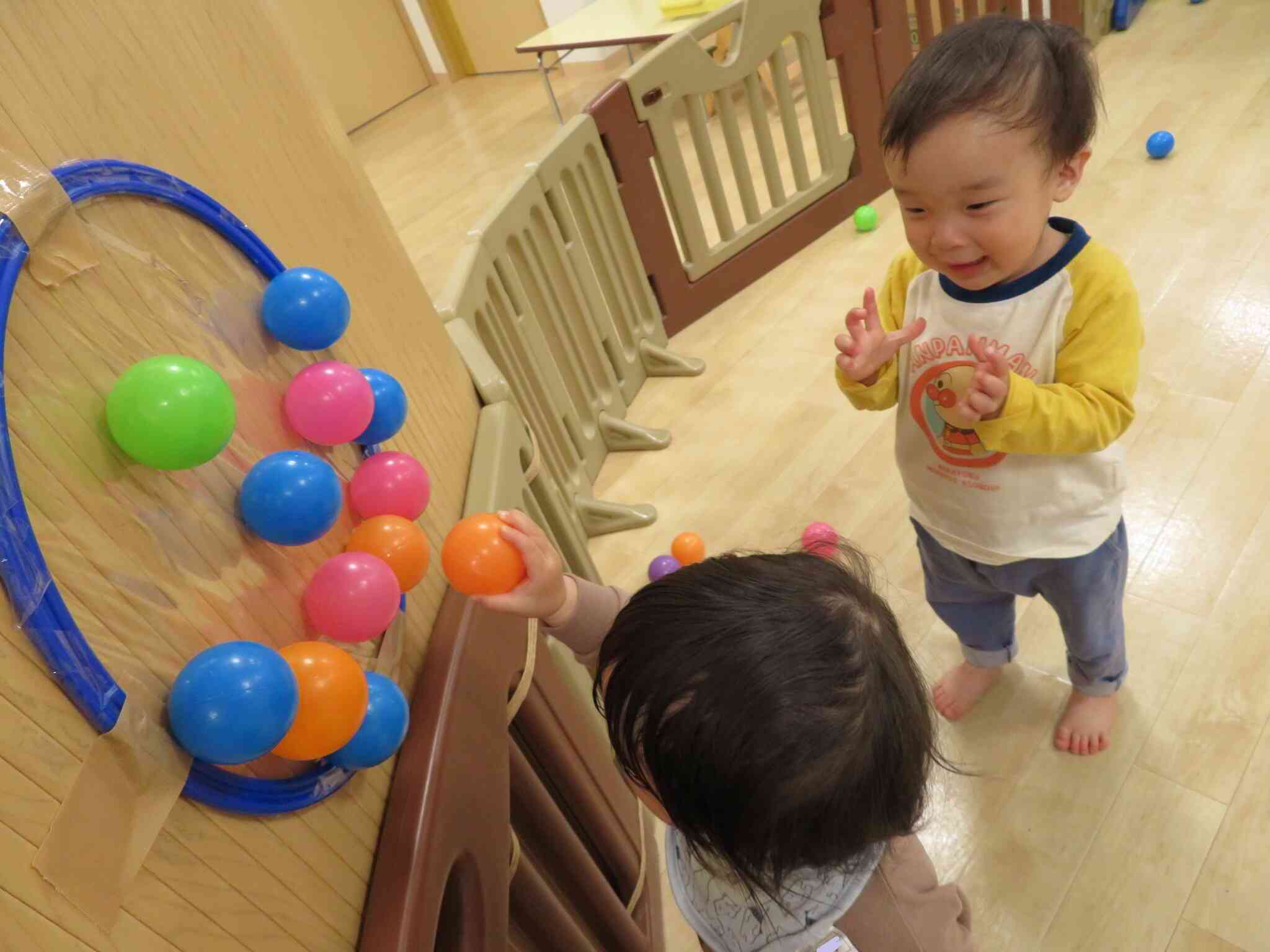 ボール、くっついた！！｜ニチイキッズおさつ駅前保育園｜ニチイキッズ