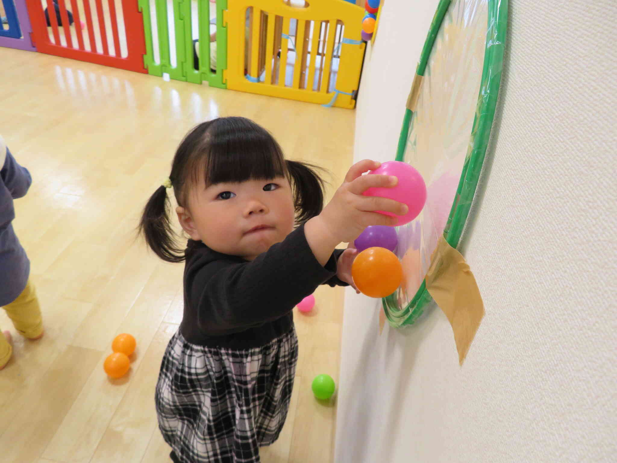 ボール、くっついた！！｜ニチイキッズおさつ駅前保育園｜ニチイキッズ