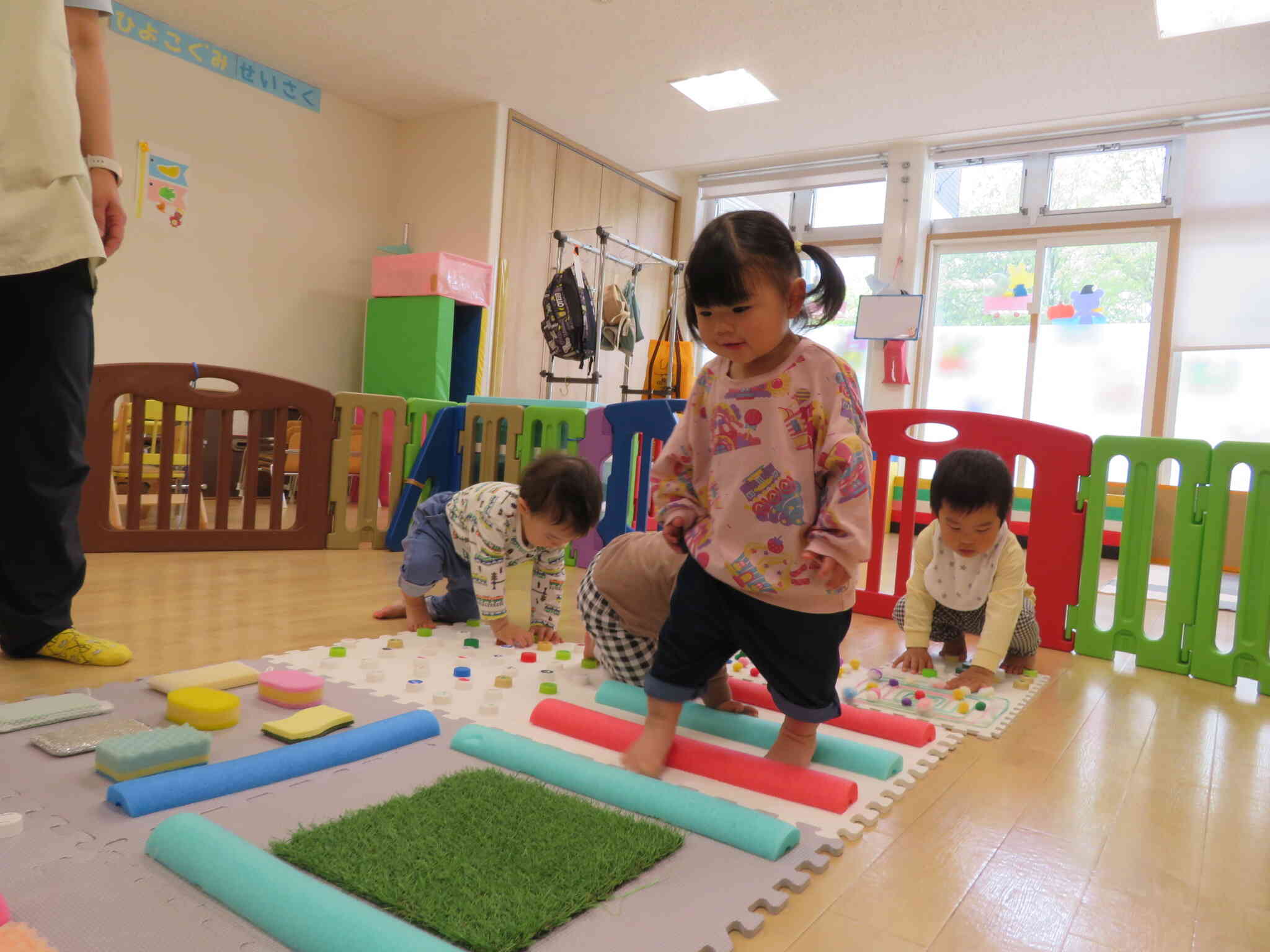 どんな感触かな？手と足で楽しんでみよう！