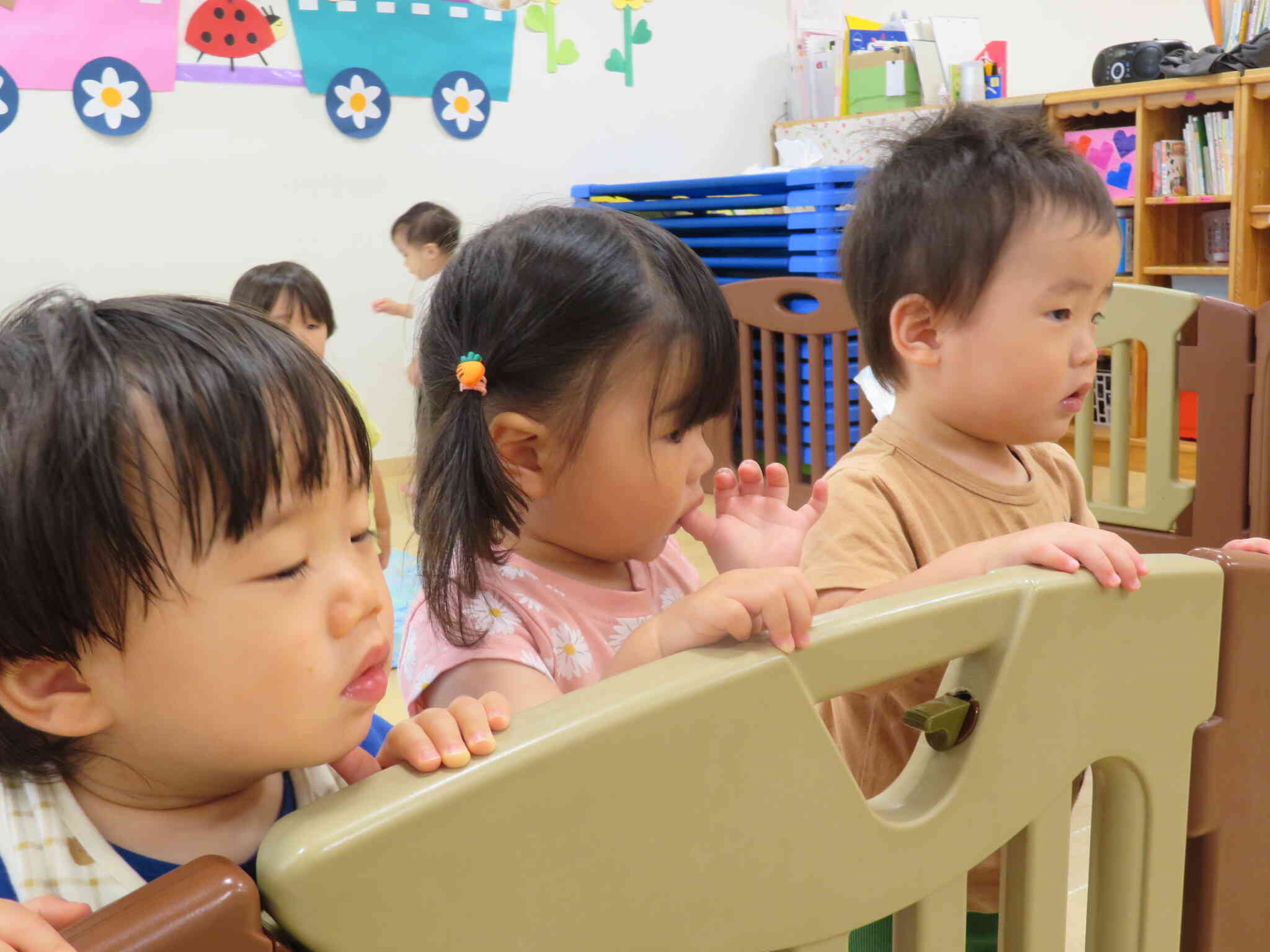 みんなでこっそり見学中・・・あれはもしやかき氷⁉