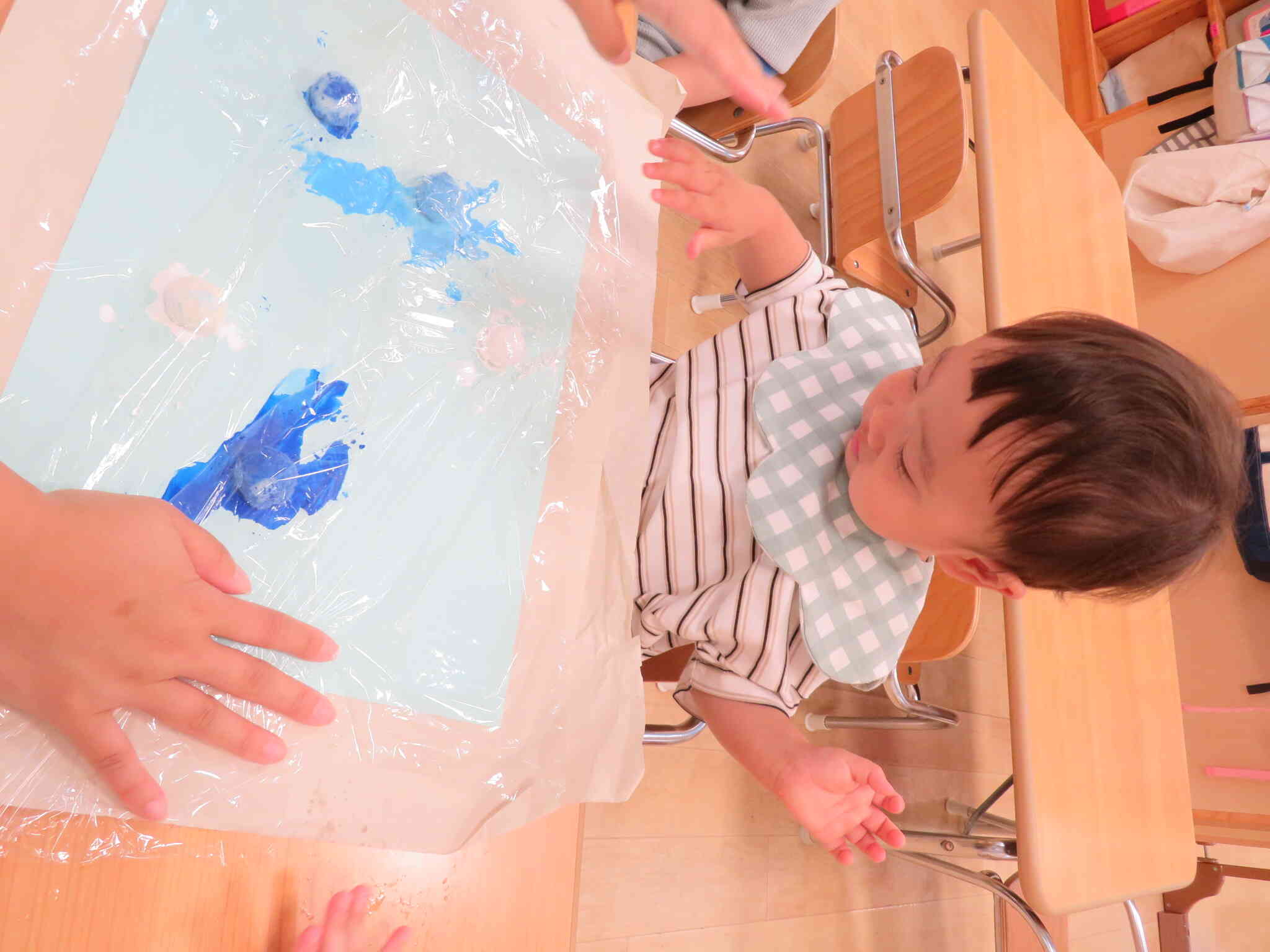 ポンポン♪絵の具遊び