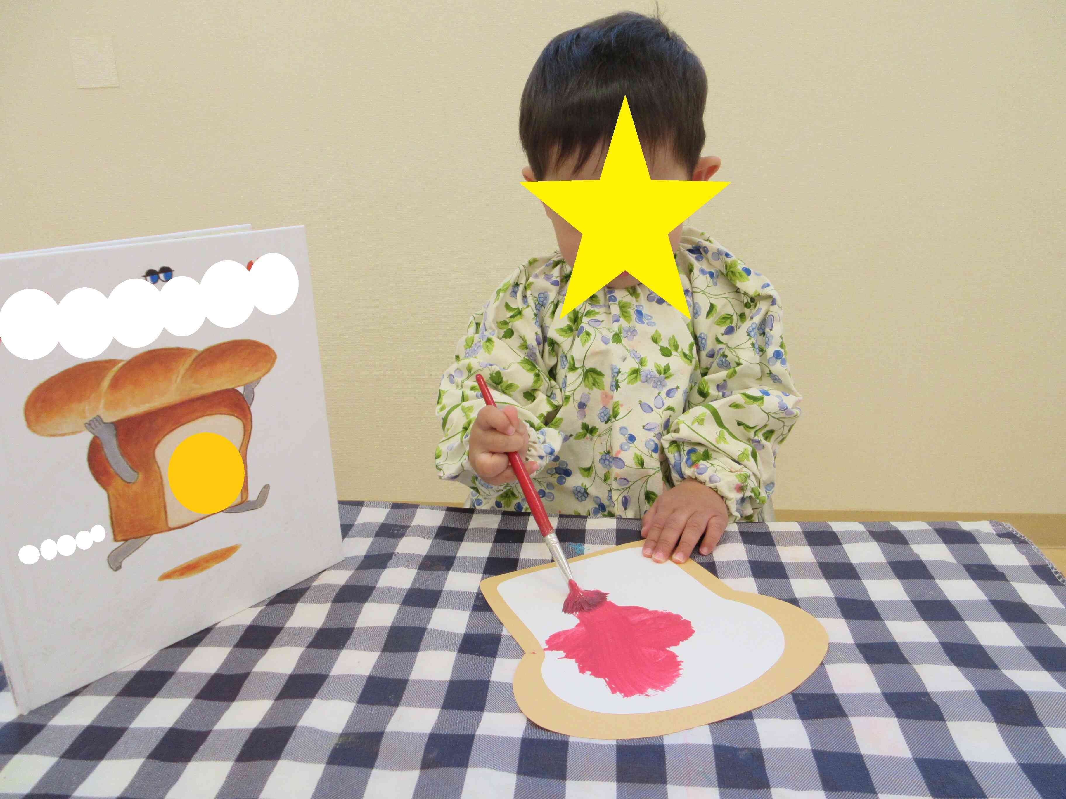 ピンクの絵の具をジャムに見立てて塗り塗り…