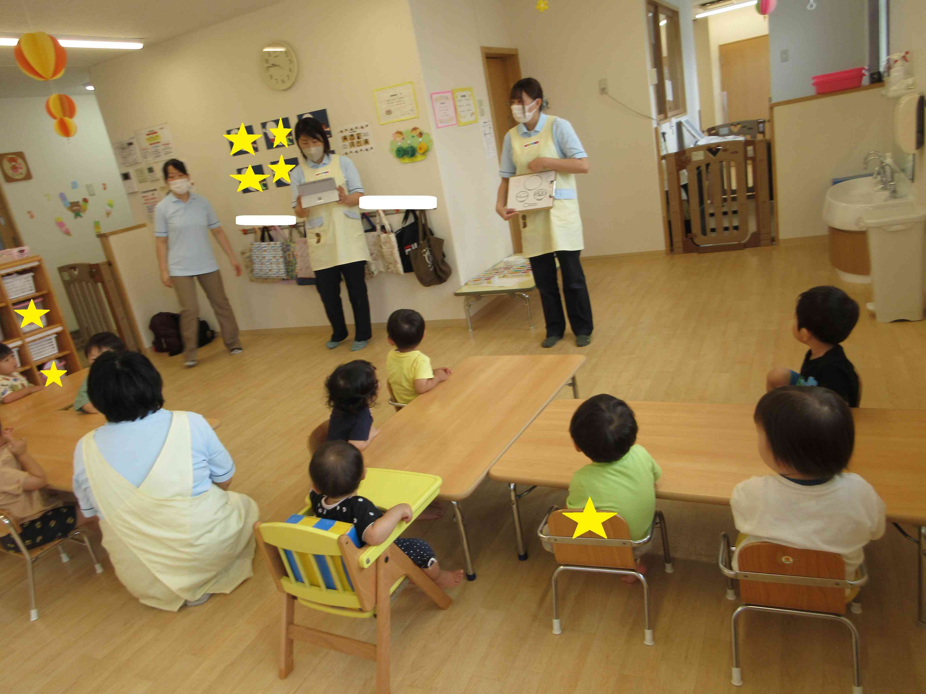 先生のお手本を真剣に見ています