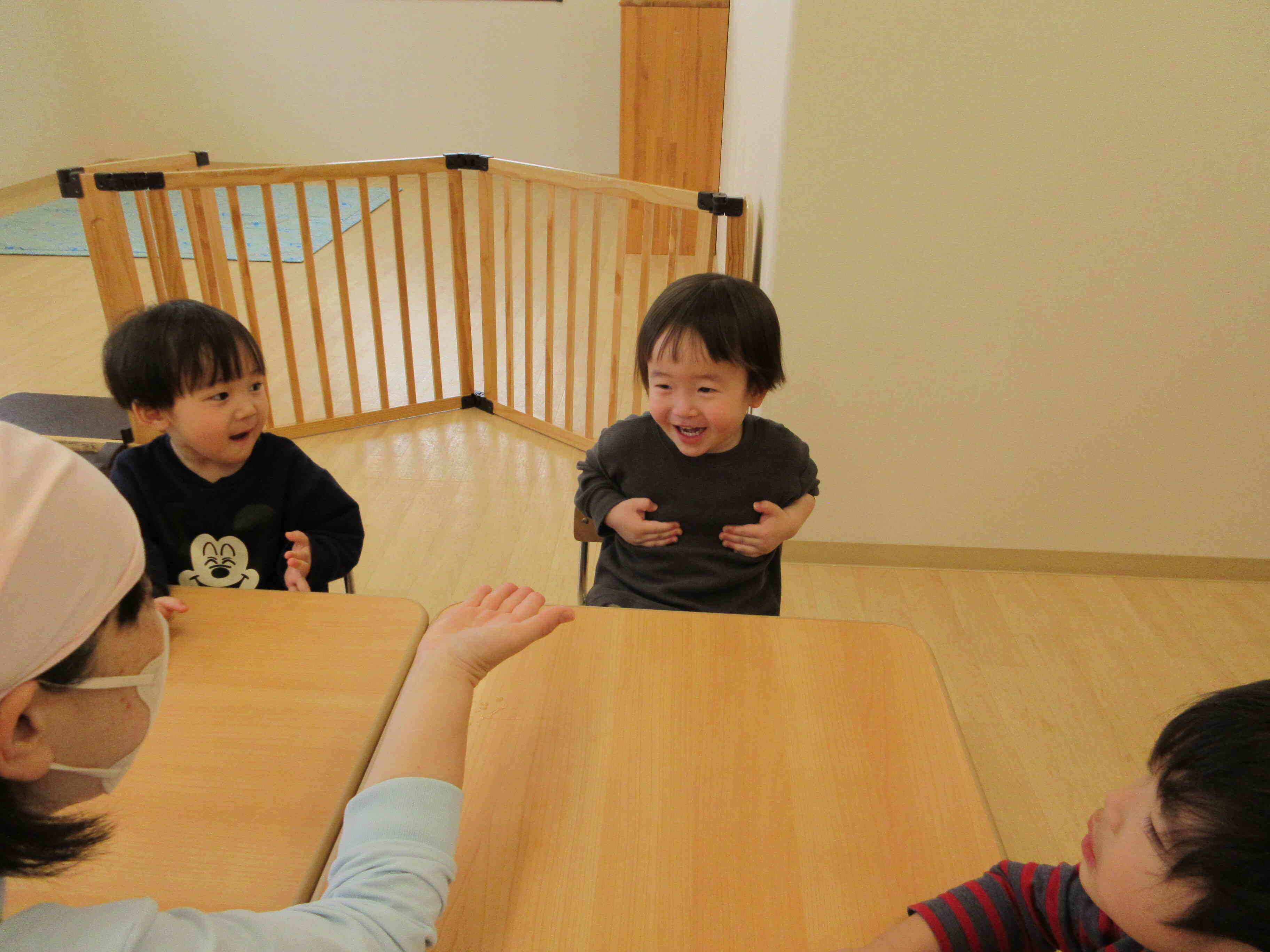 『あ～なたのお名前は？』の歌遊びでは、元気な声で自分の名前を教えてくれました！