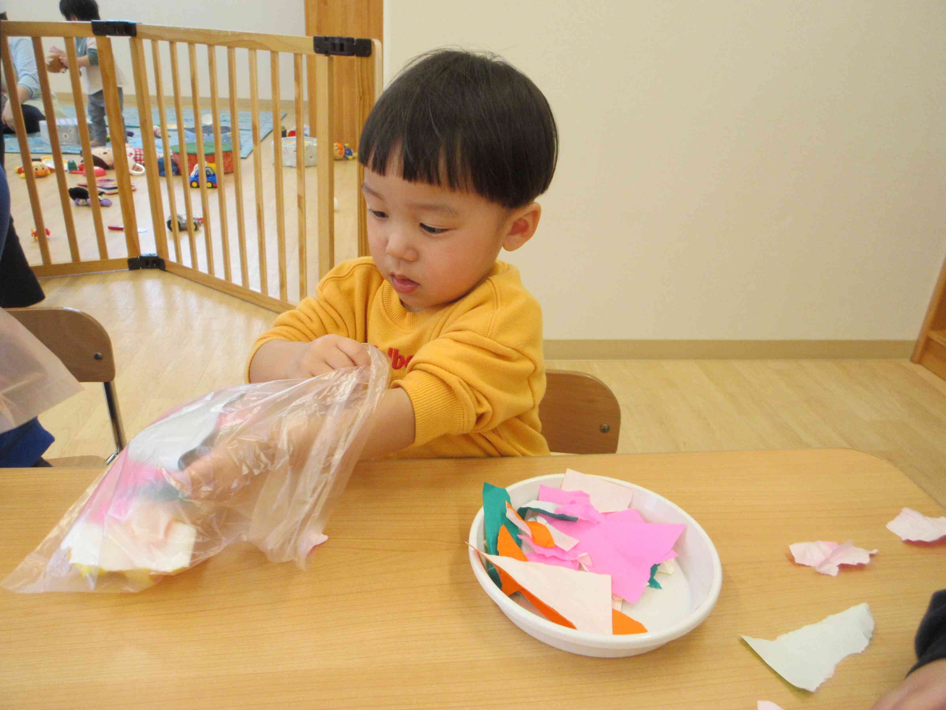 どの色から袋の中に入れようかなぁ～