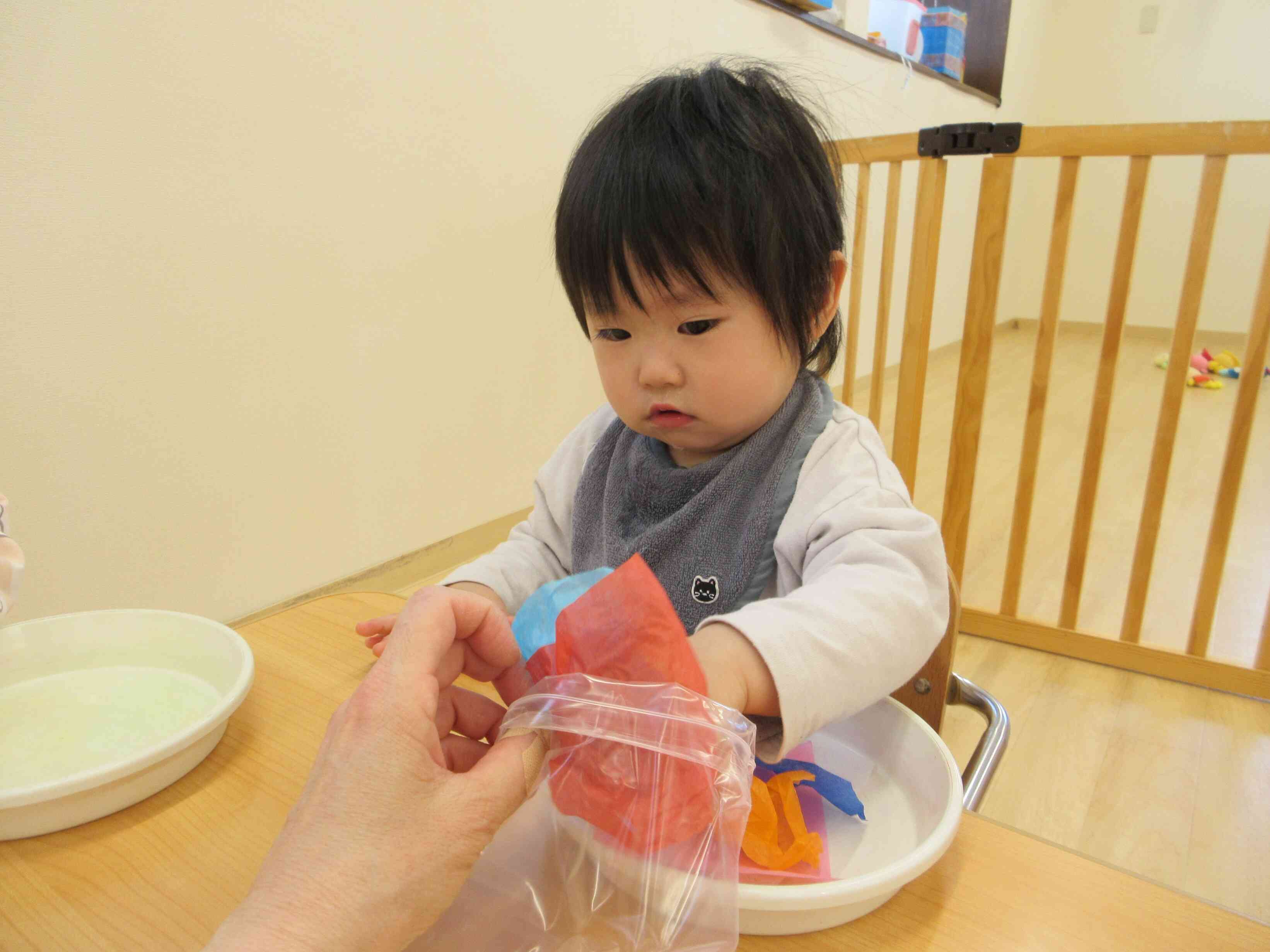 先生に手伝ってもらいながら、いっぱい袋の中に入れるぞ！