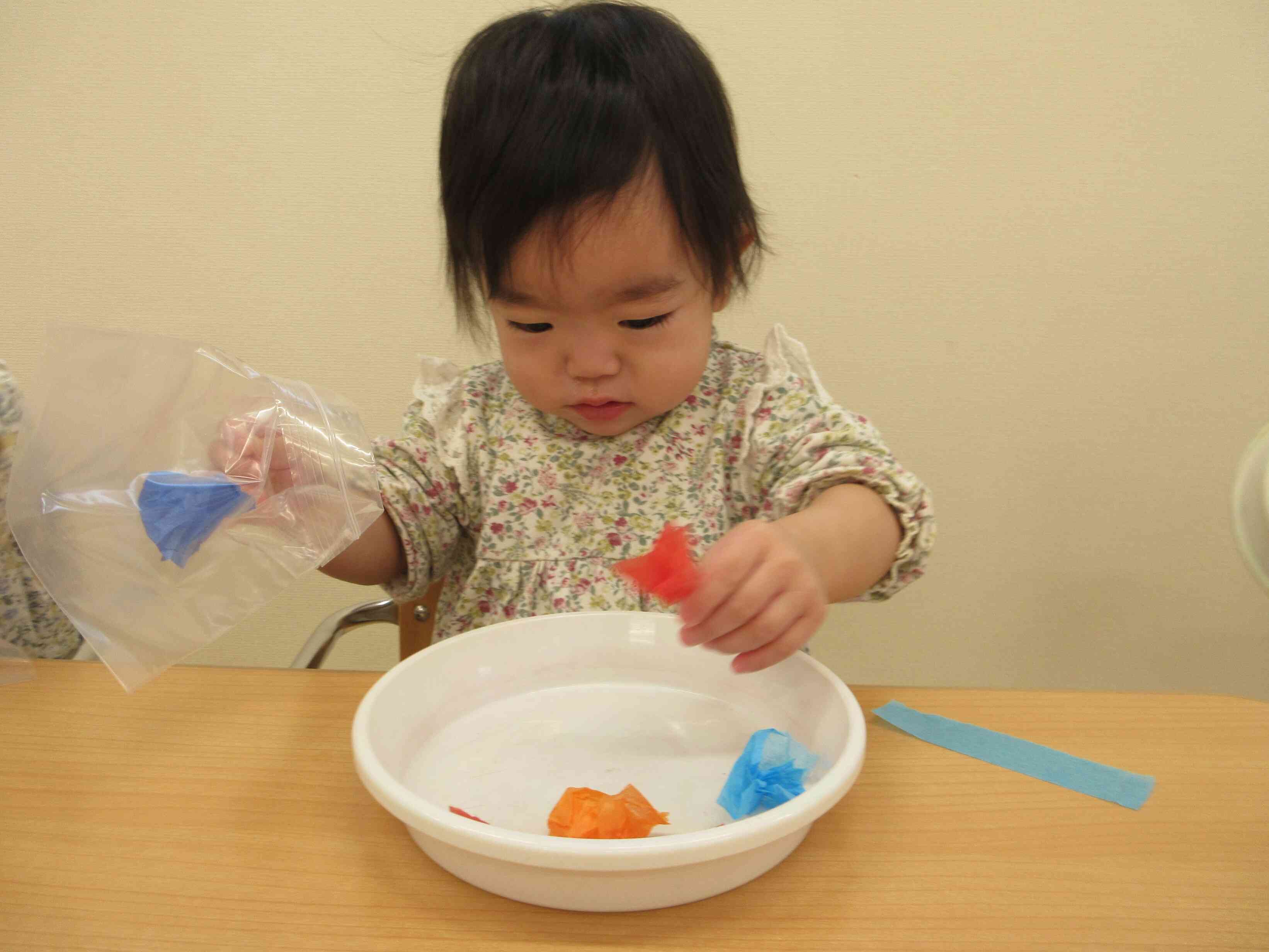 お花紙を小さく丸めて、袋の中に入れるよ～