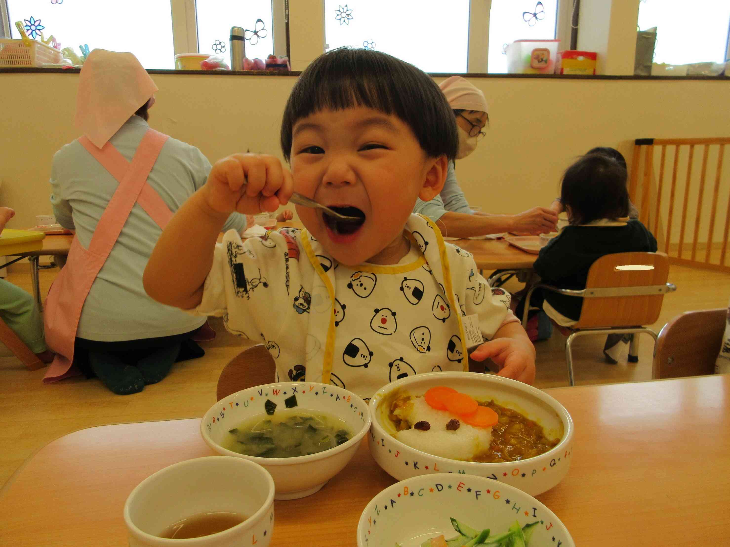 美味しいよ～！ 大きなお口をあけてパクリ