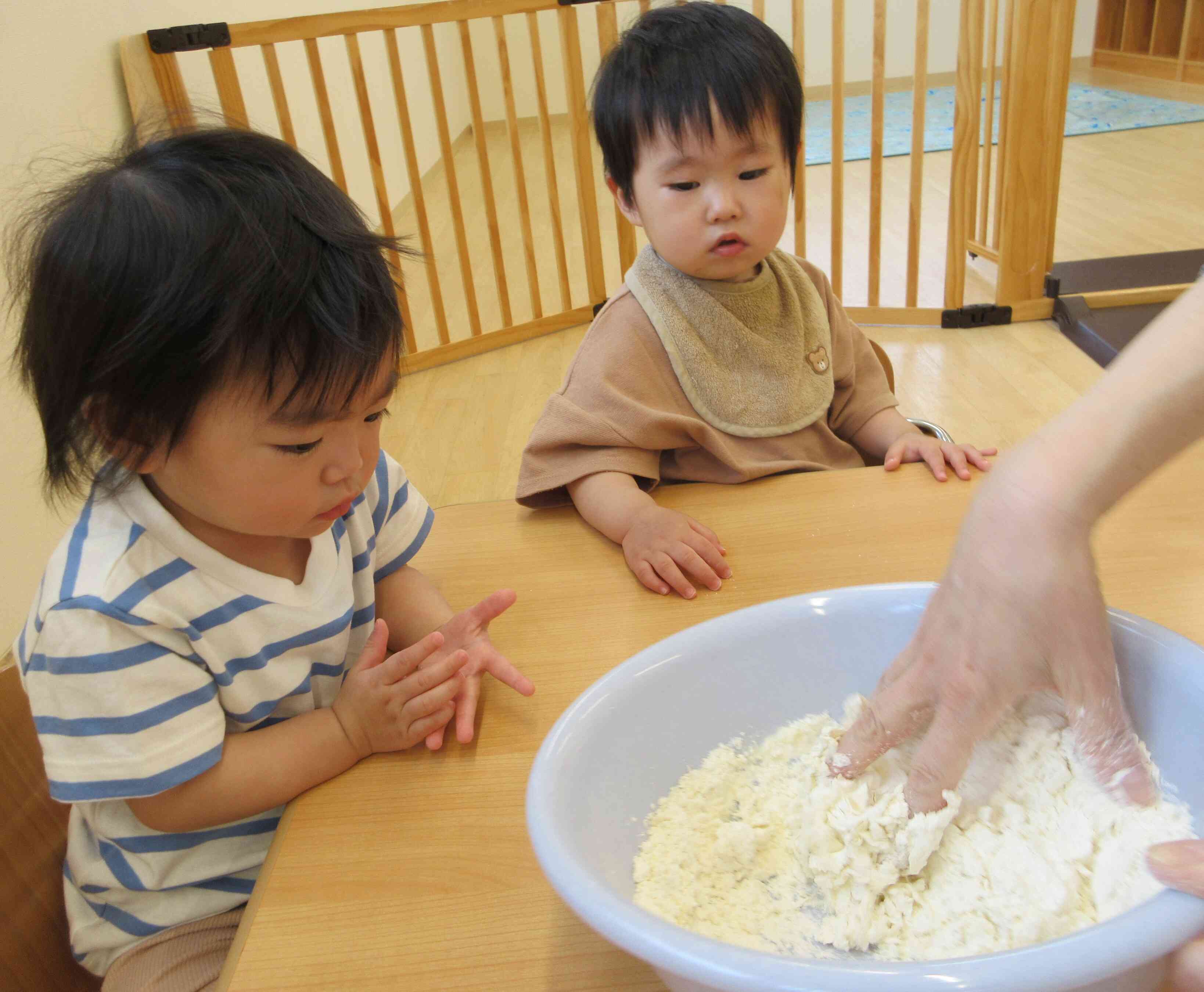 感触遊び・小麦粉粘土（ひよこ・あひる組）