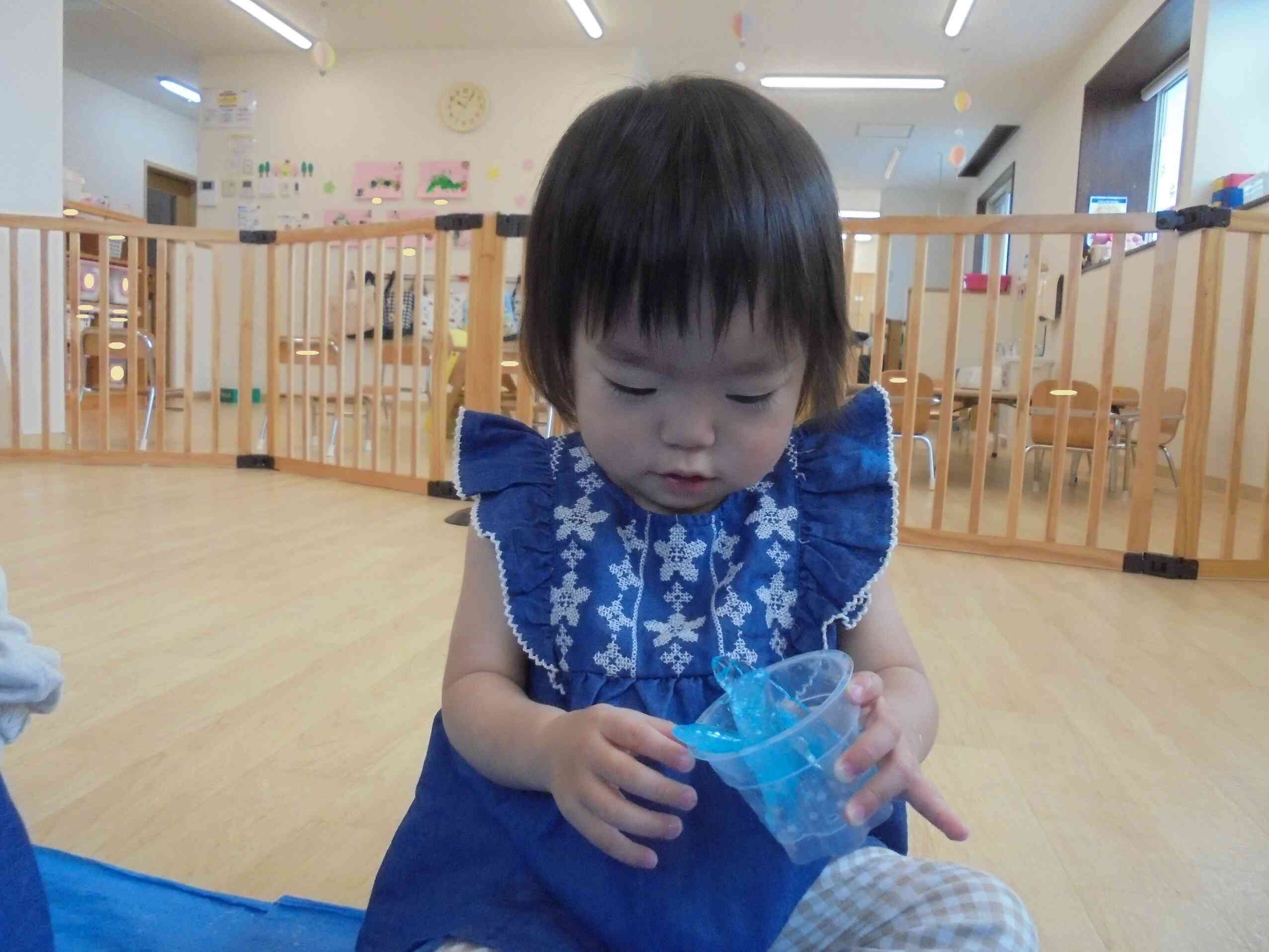 氷遊びをしたよ！（ひよこ・あひる組）