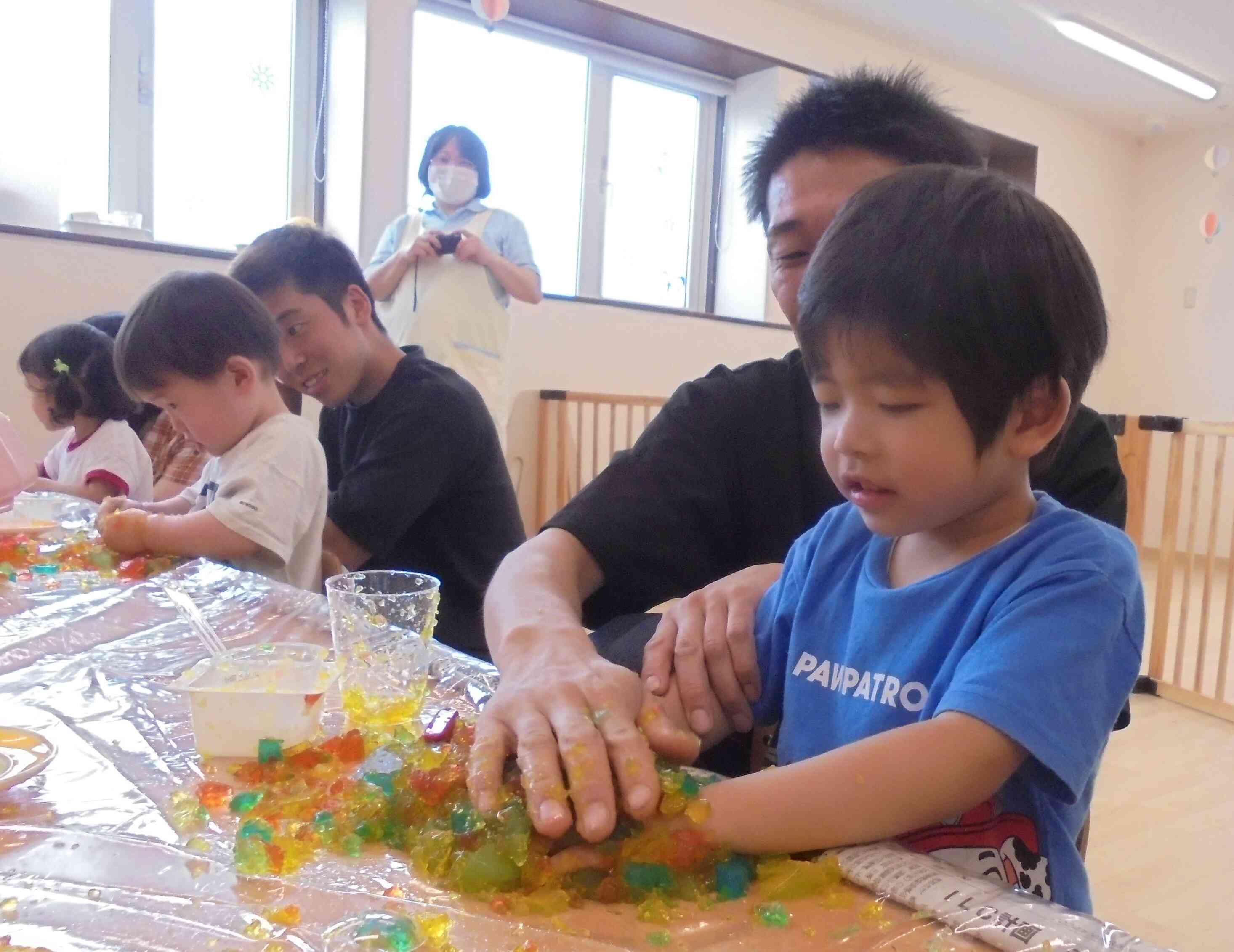 パパと一緒に寒天遊び！ 楽しいなぁ～
