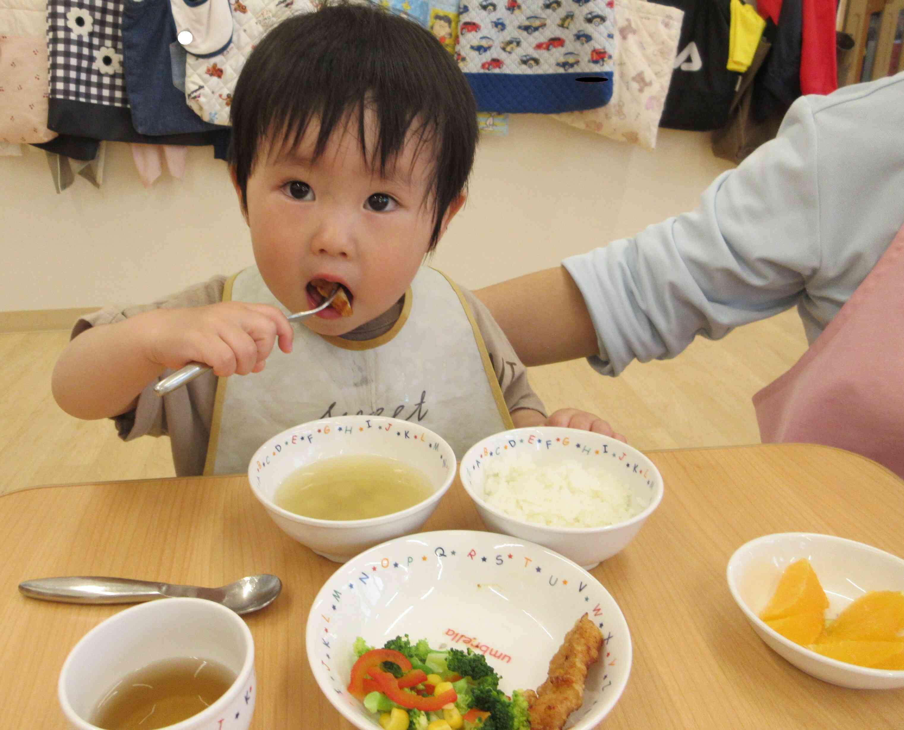 大きなお口でモグモグ食べるよ!