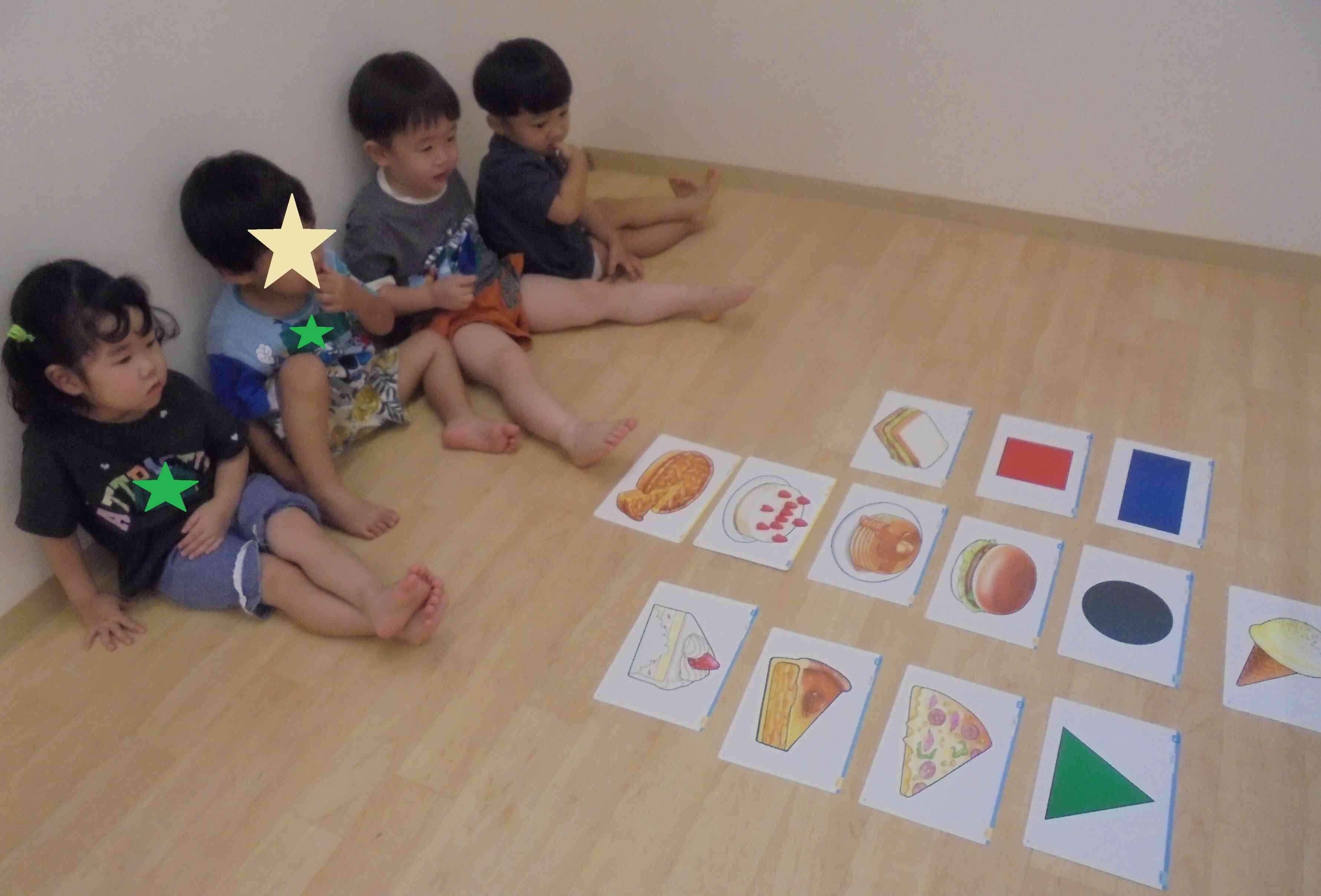 【うさぎ組 ２歳児のレッスン】    美味しそうな絵が並んでる～