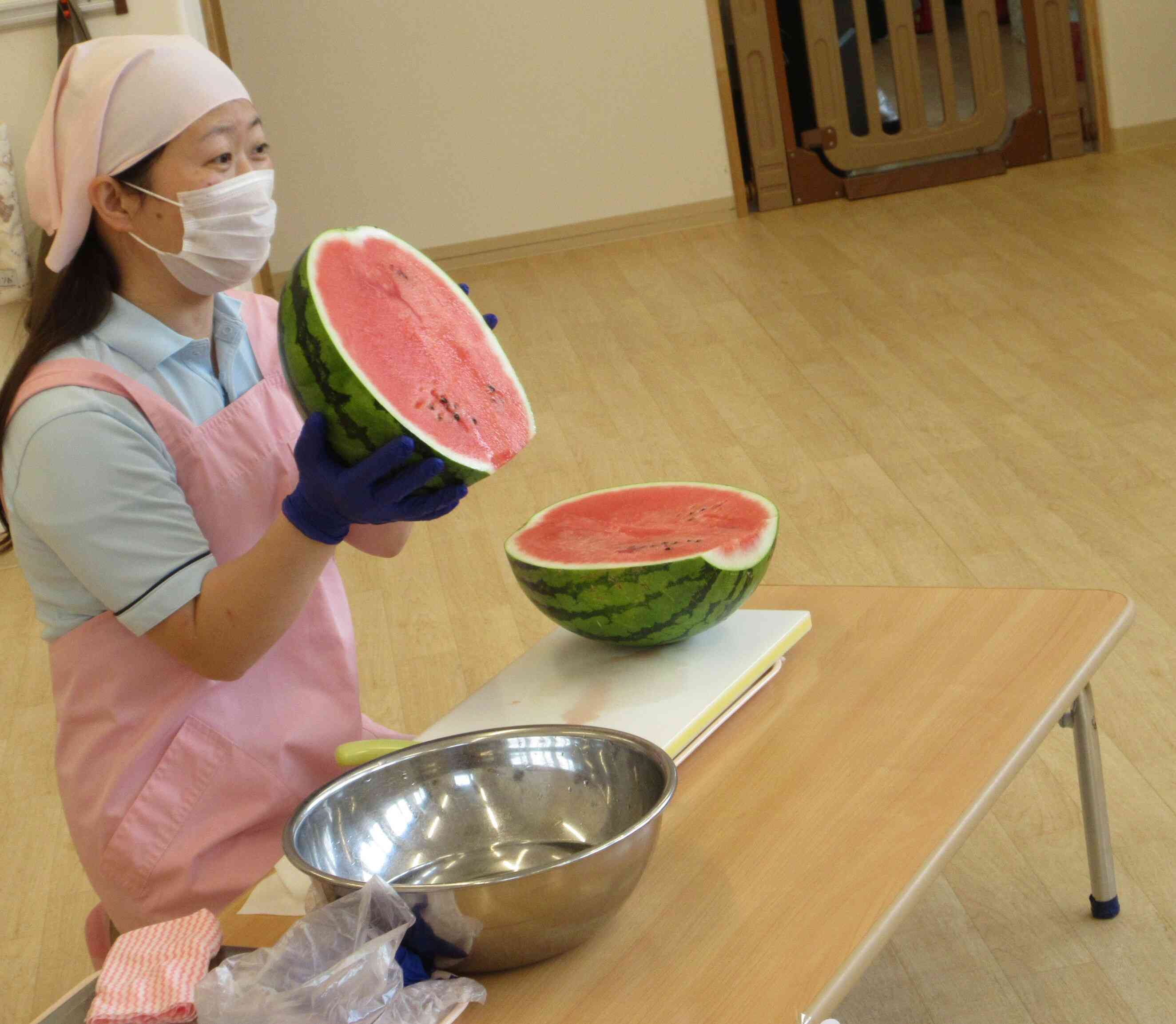真っ赤な美味しそうなすいかだよ！