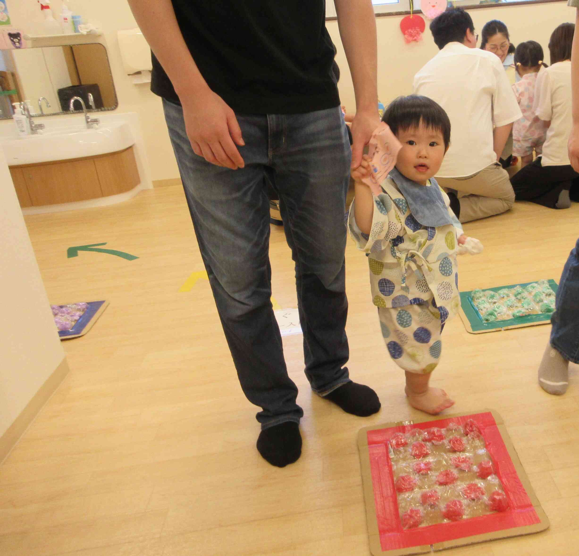 卵パックの絨毯、歩いてみたよ！