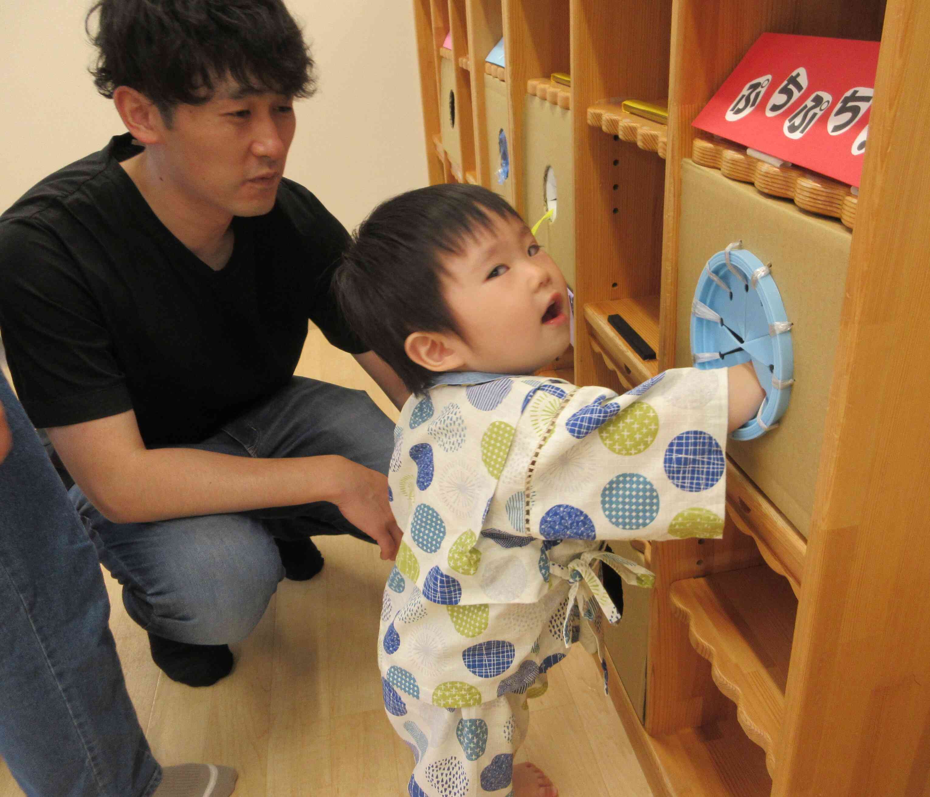 穴の中に手を入れると不思議な感触！