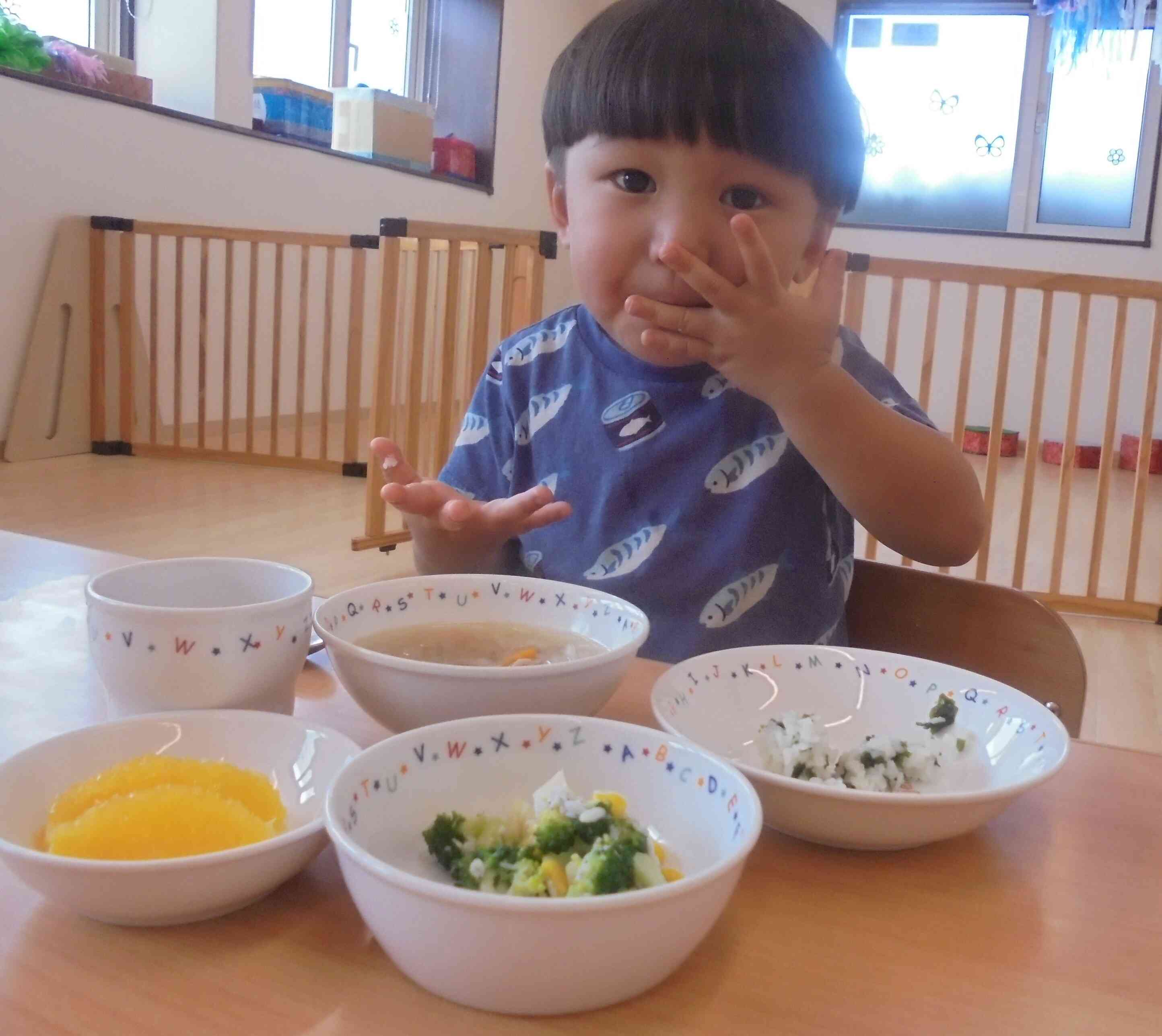 指についたご飯もきれいに食べるよ！