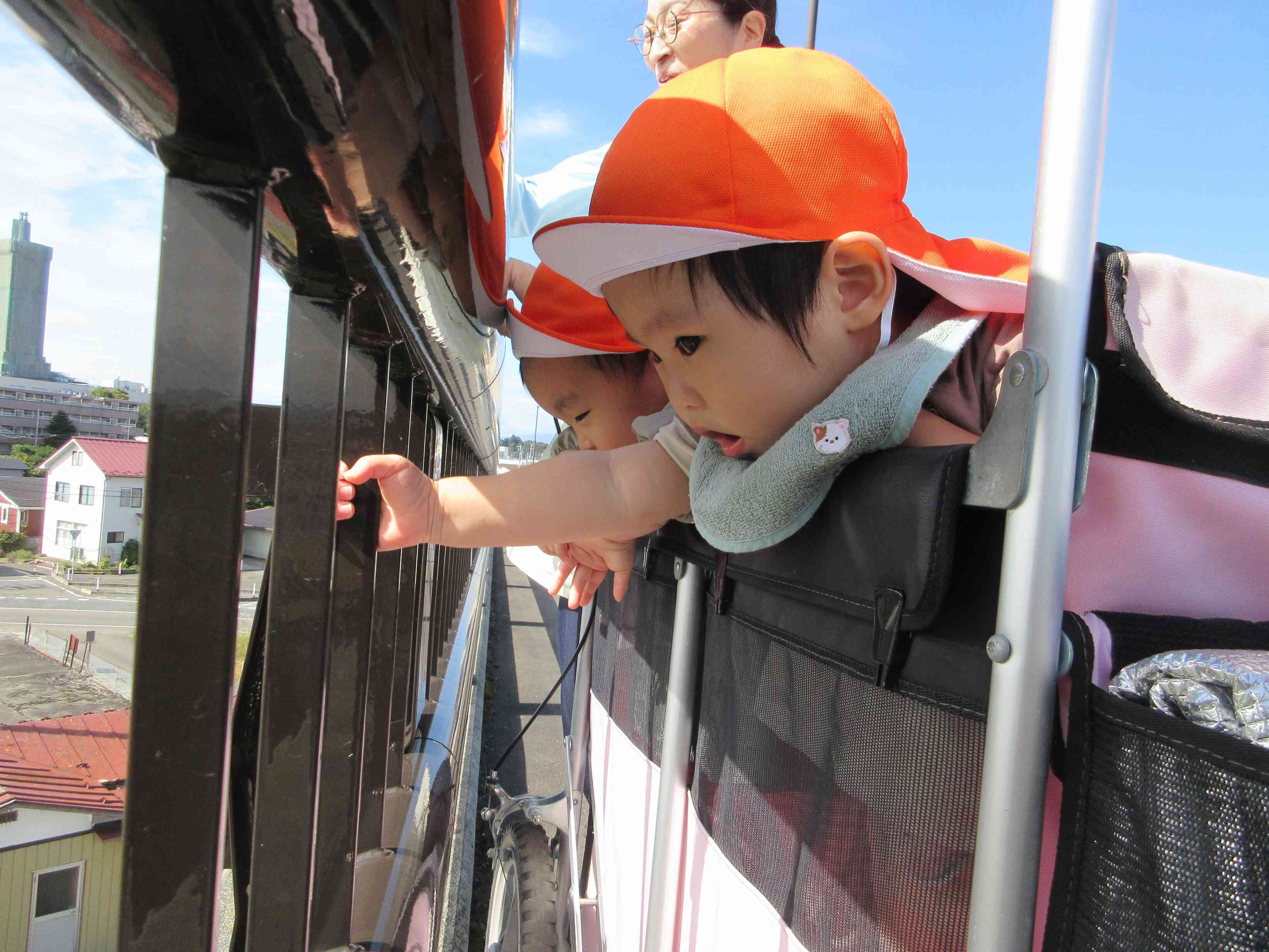 下を覗いて興味津々。