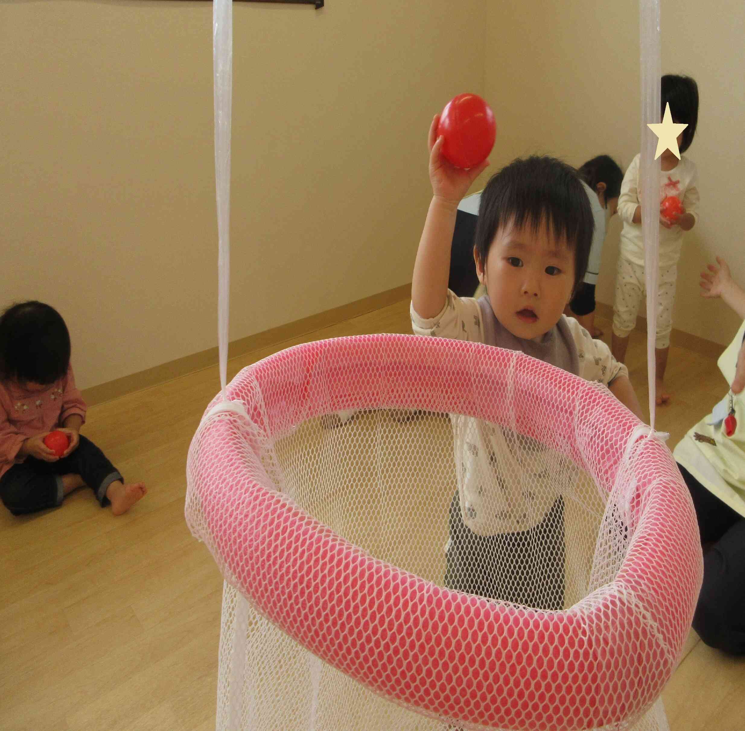 カラーボールを持って、それ~!