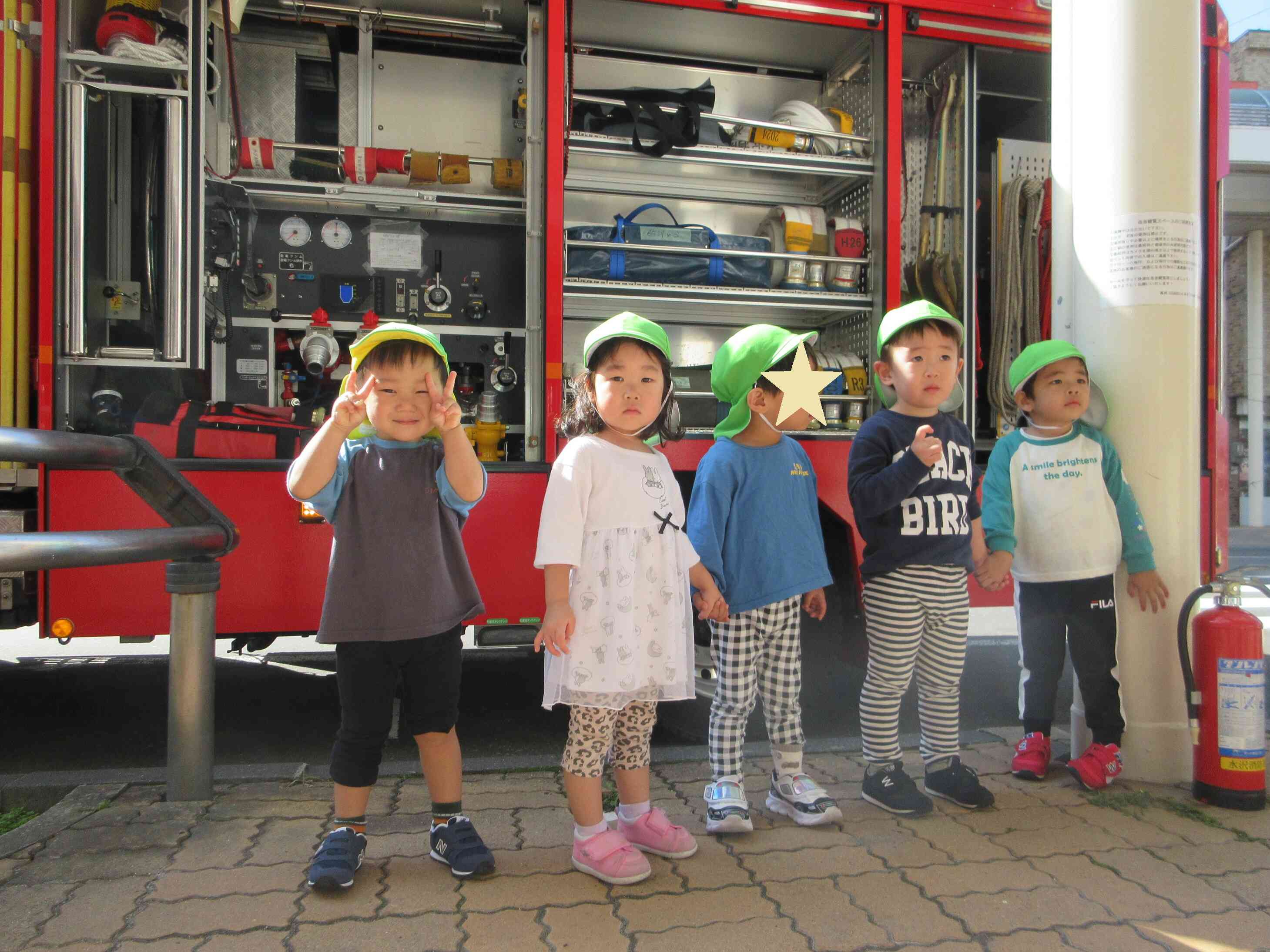 消防車の前で緊張しちゃうなぁ~