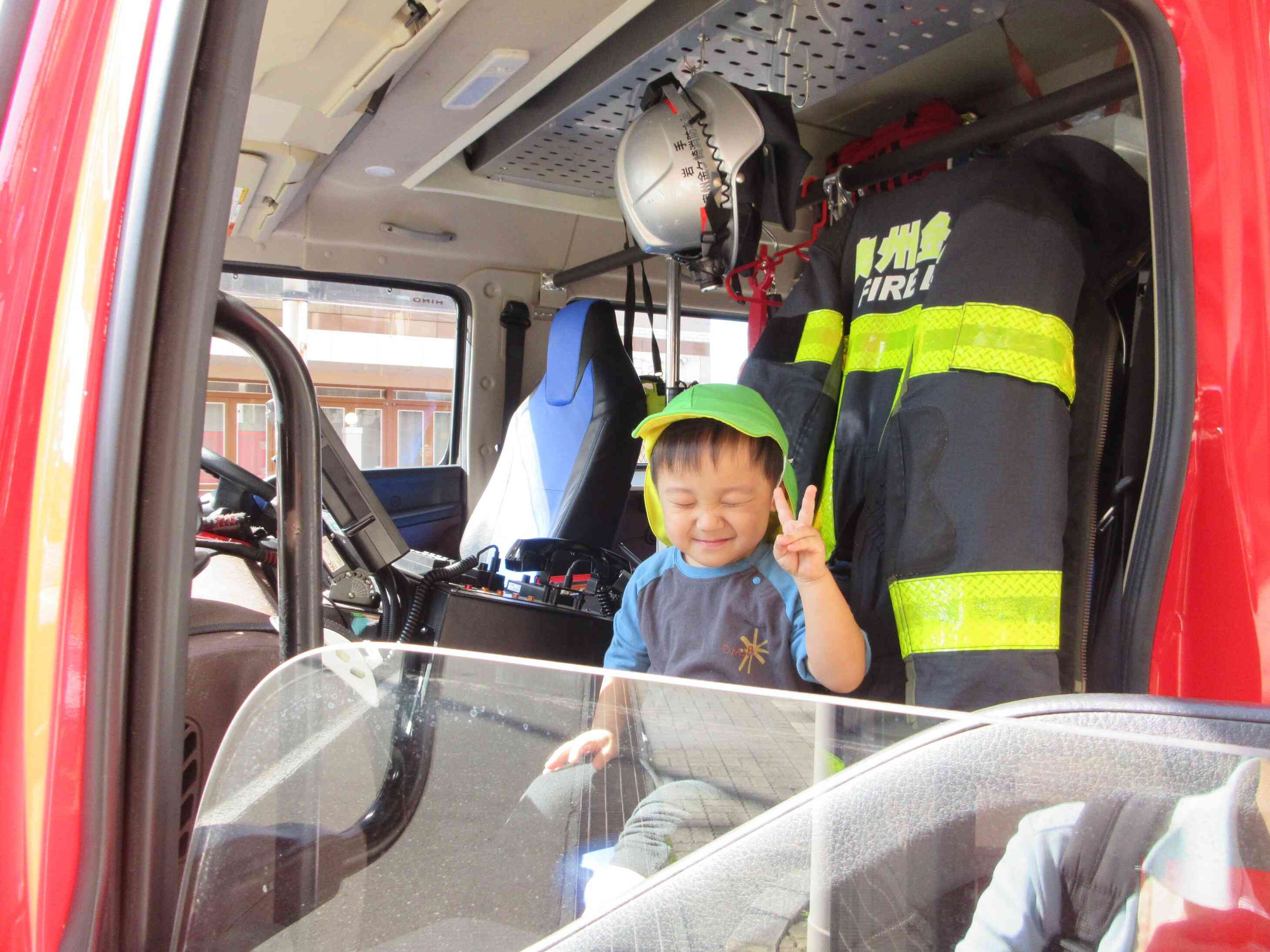 憧れの消防車席で『ピ~ス!』