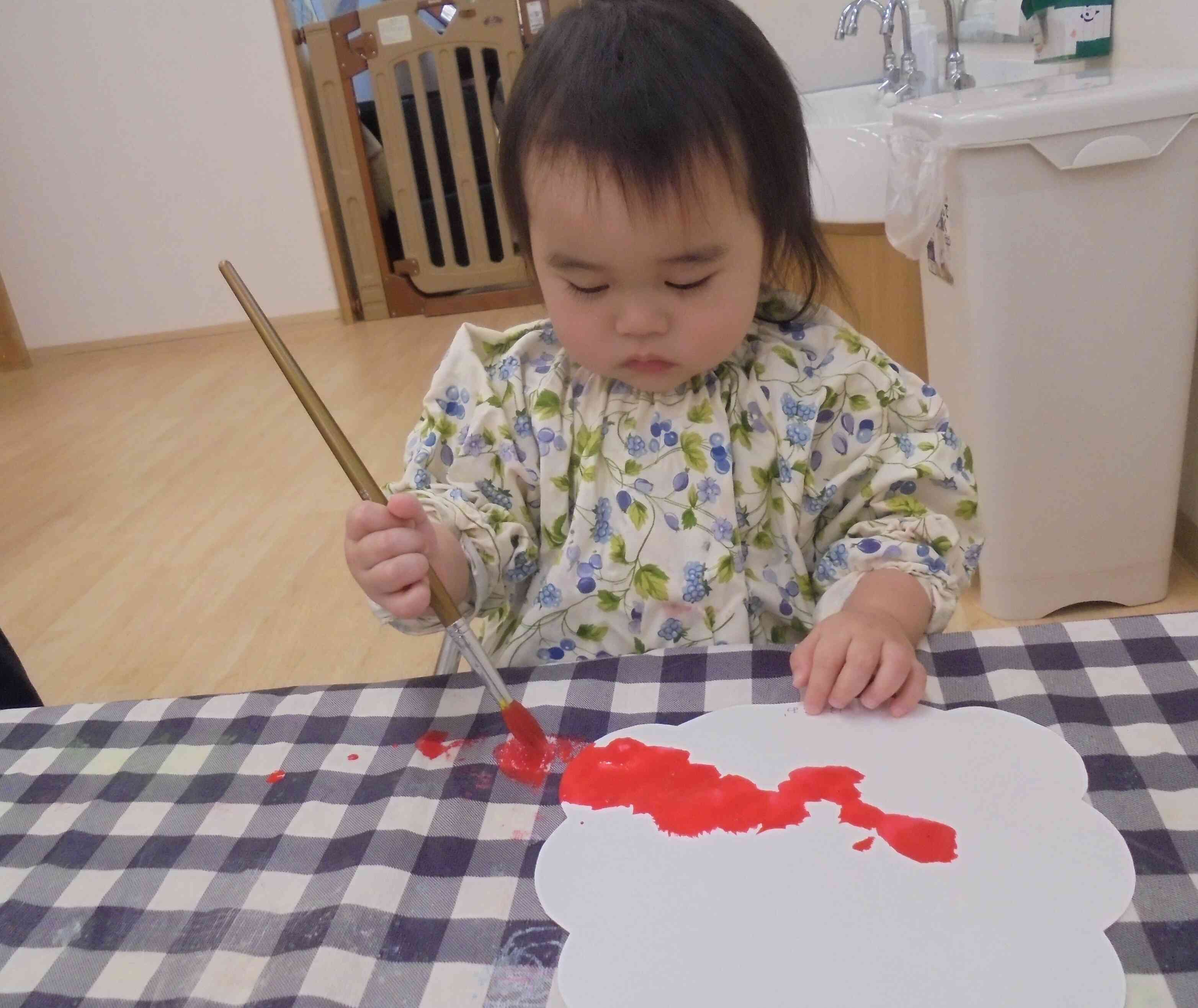 夢中になって色塗り楽しんでいるよ！