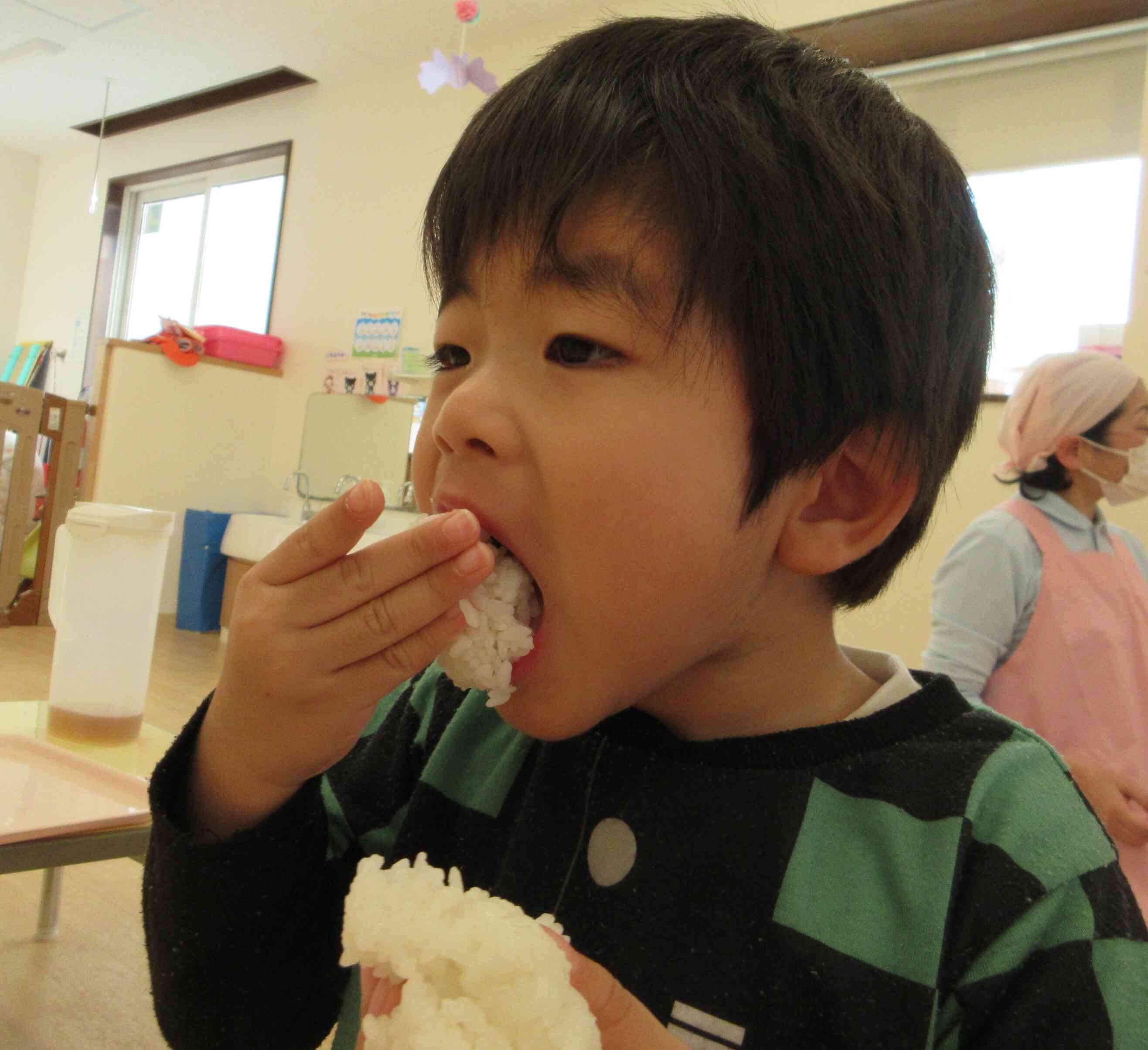 自分で握ったおにぎり！　　　　　　　美味しいなぁ～