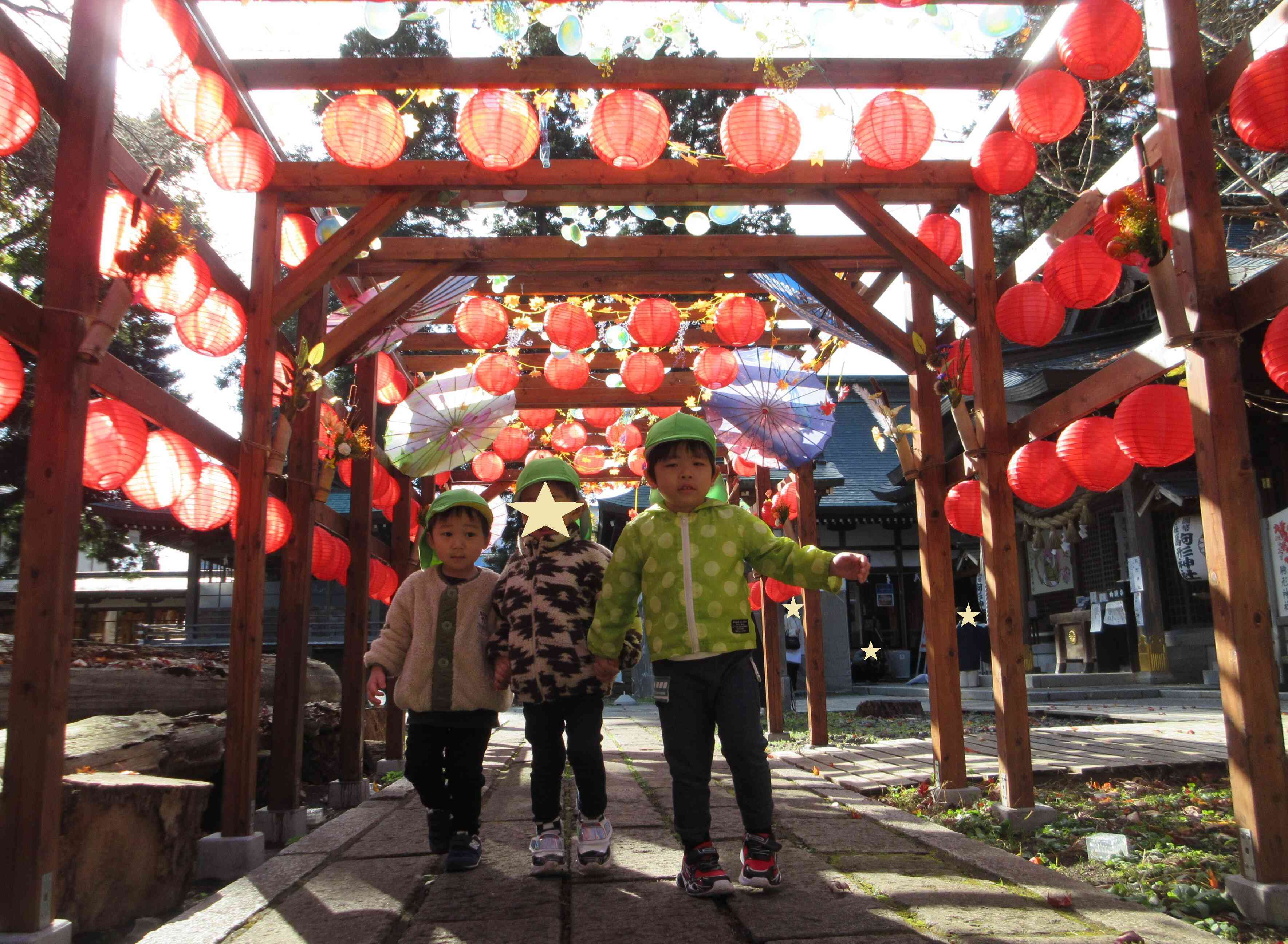 提灯のトンネル、お友だちと一緒に歩いたよ～