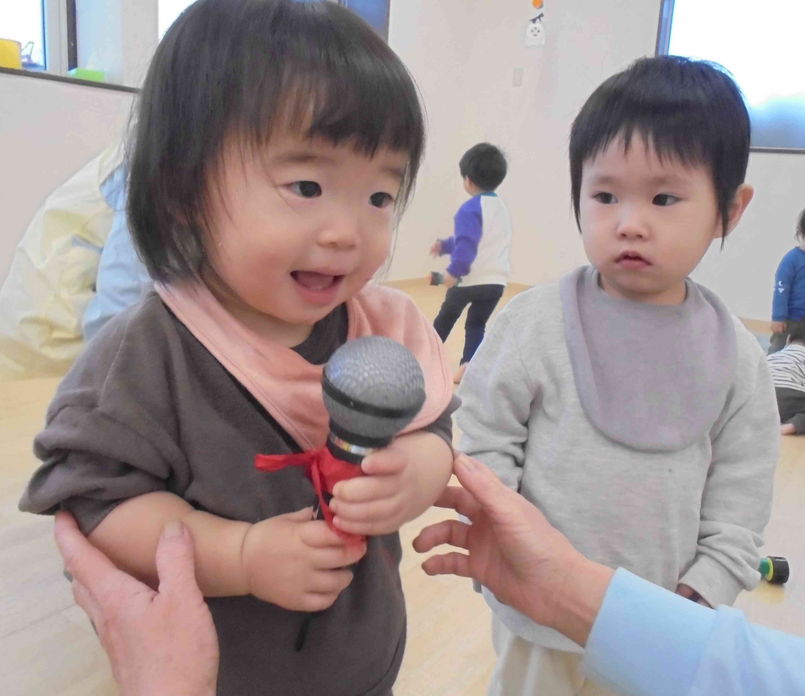 マイクを持って大きな声を出したよ～