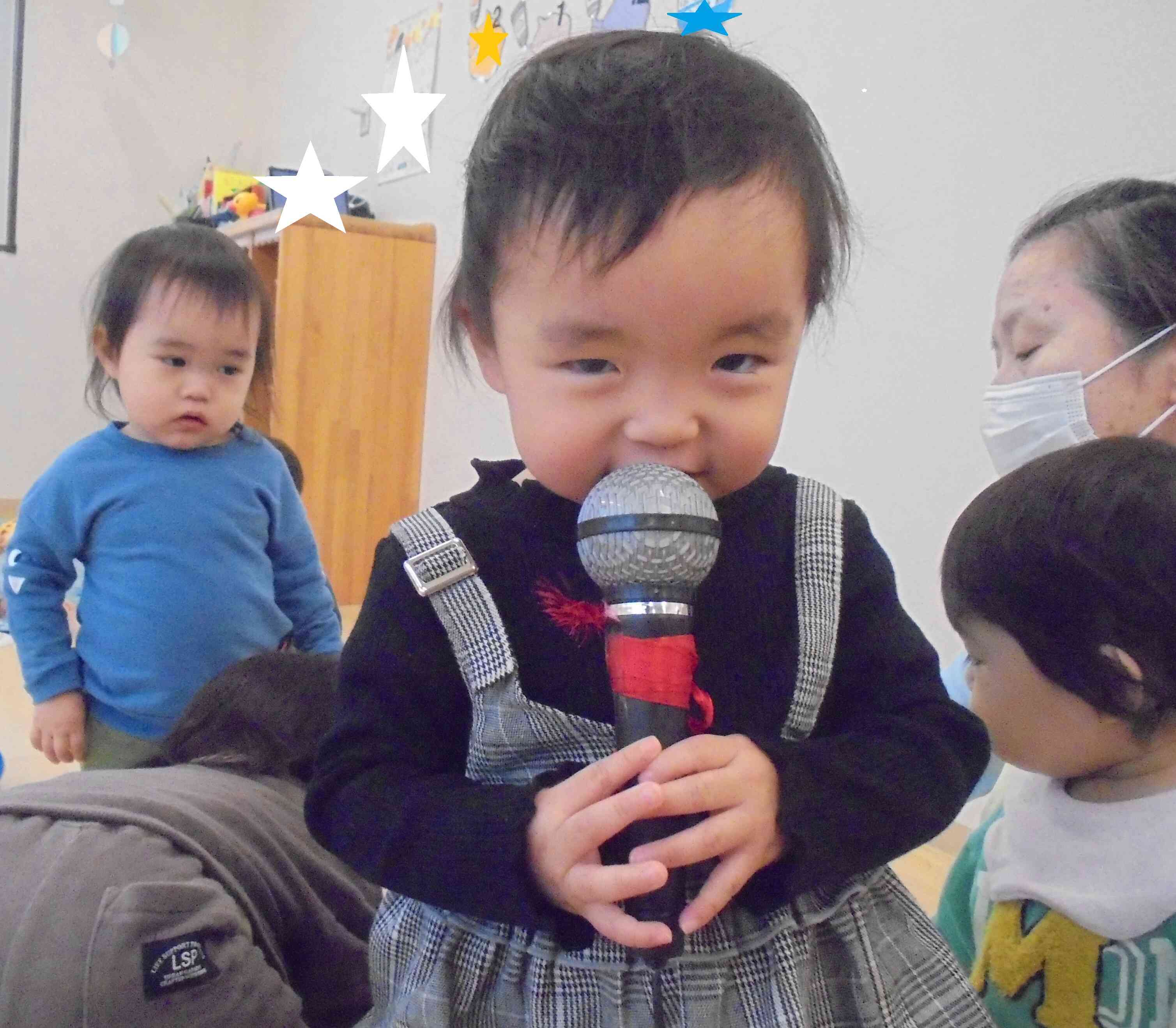 マイクを持ってスター気分!