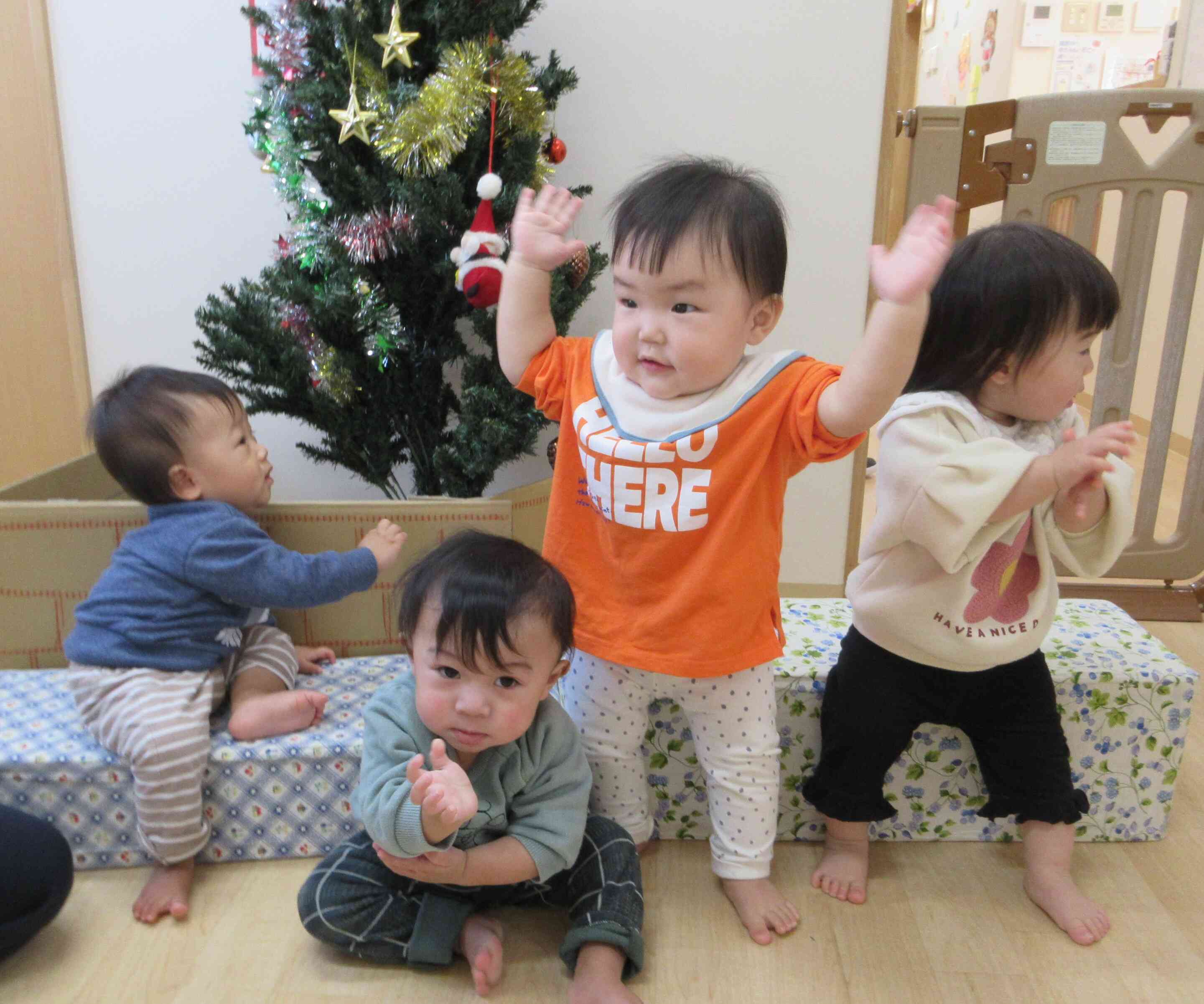 クリスマスツリーの前でパチリ！