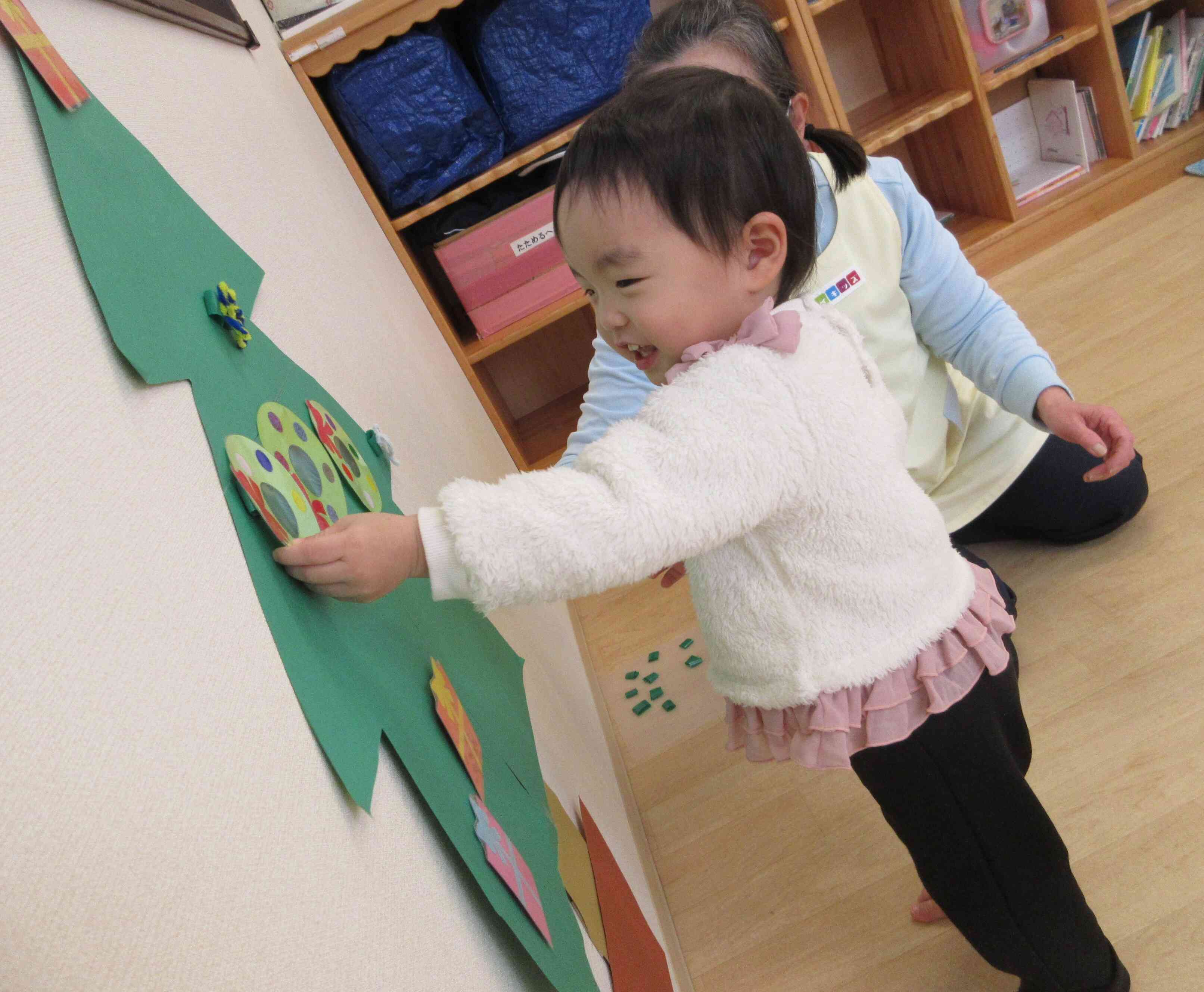 リースの飾りの隣にペッタンコ！