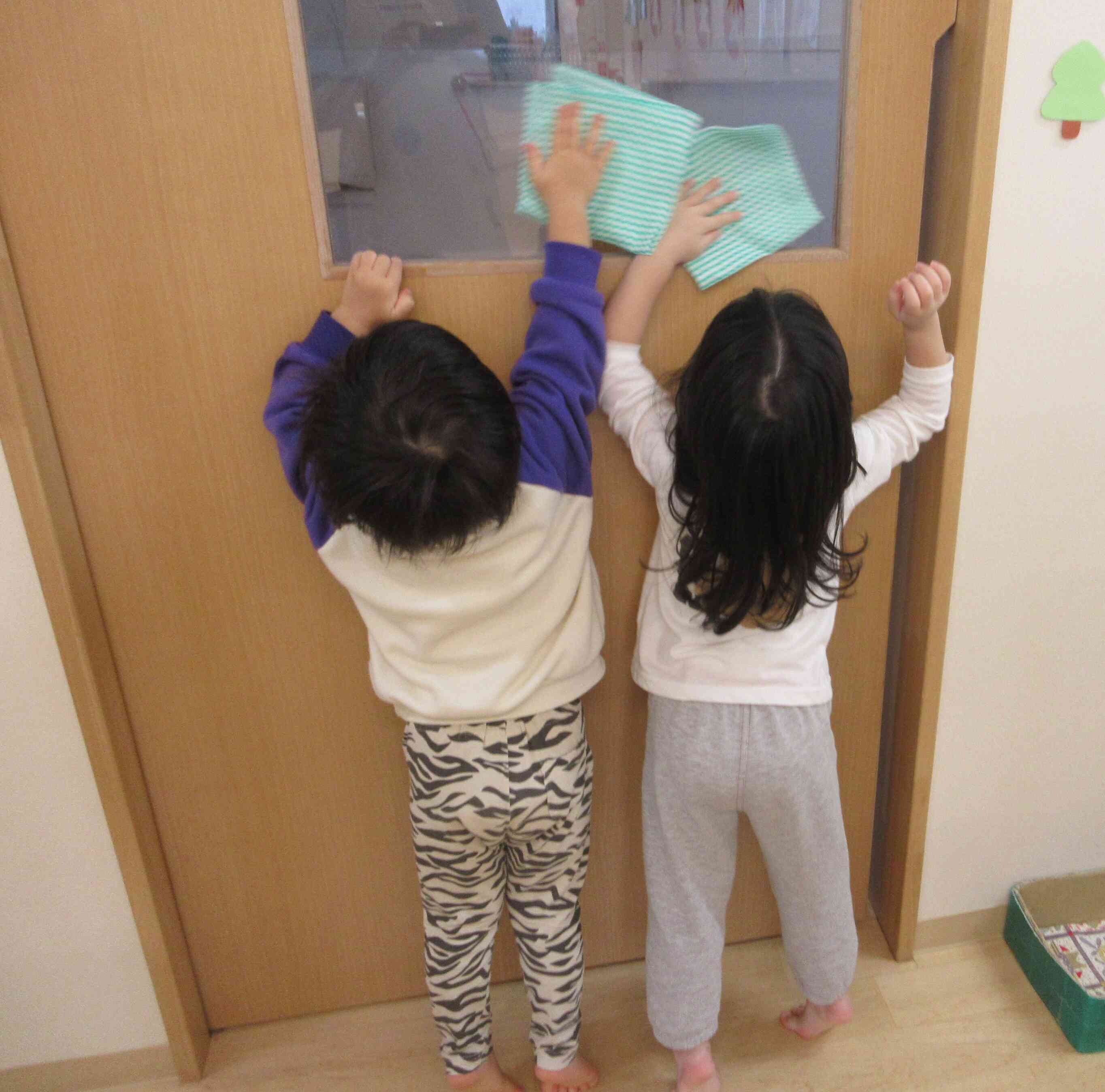 お給食室の戸もピカピカにするよ～