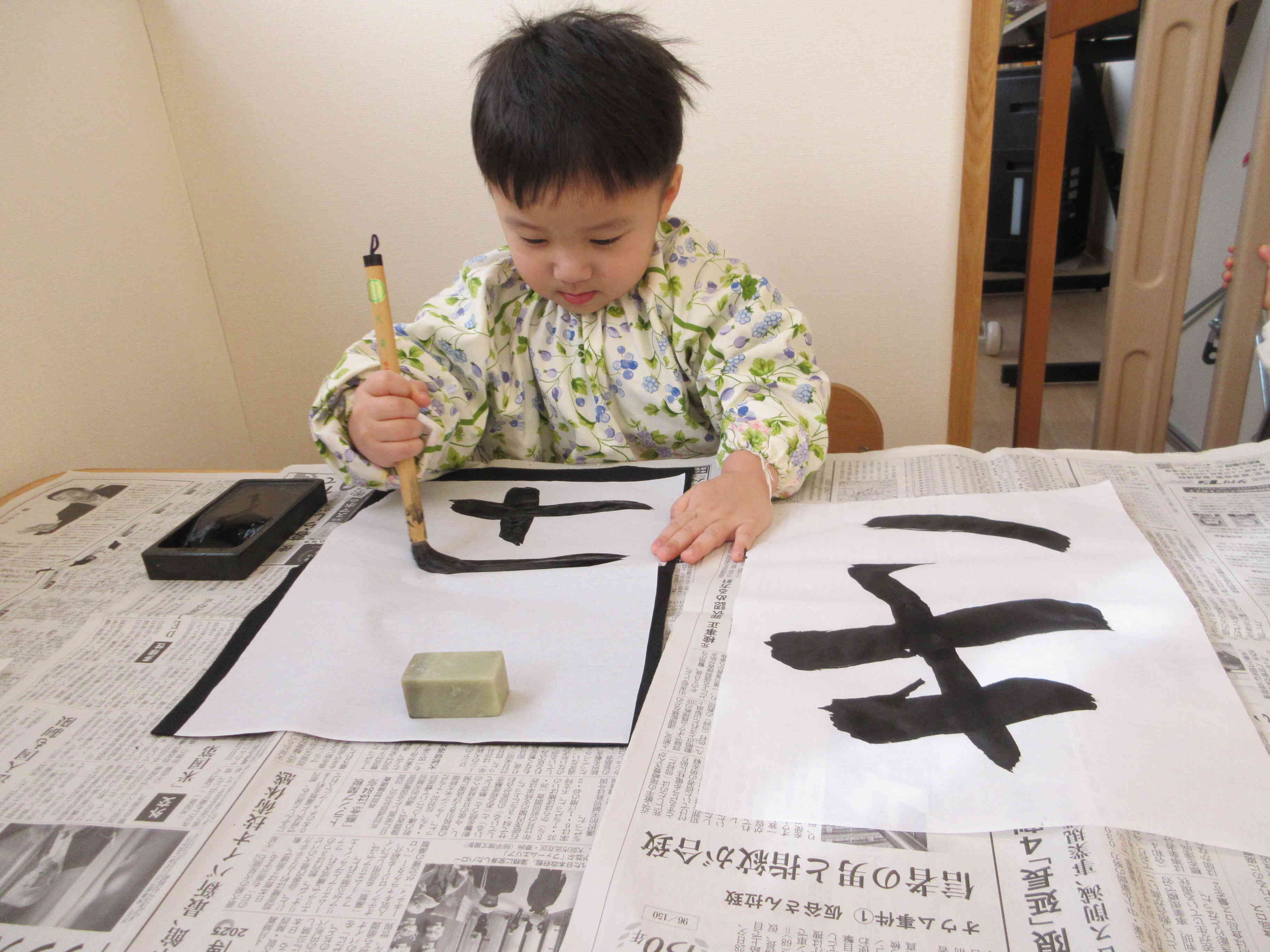 先生の見本を真似て筆を滑らせています！