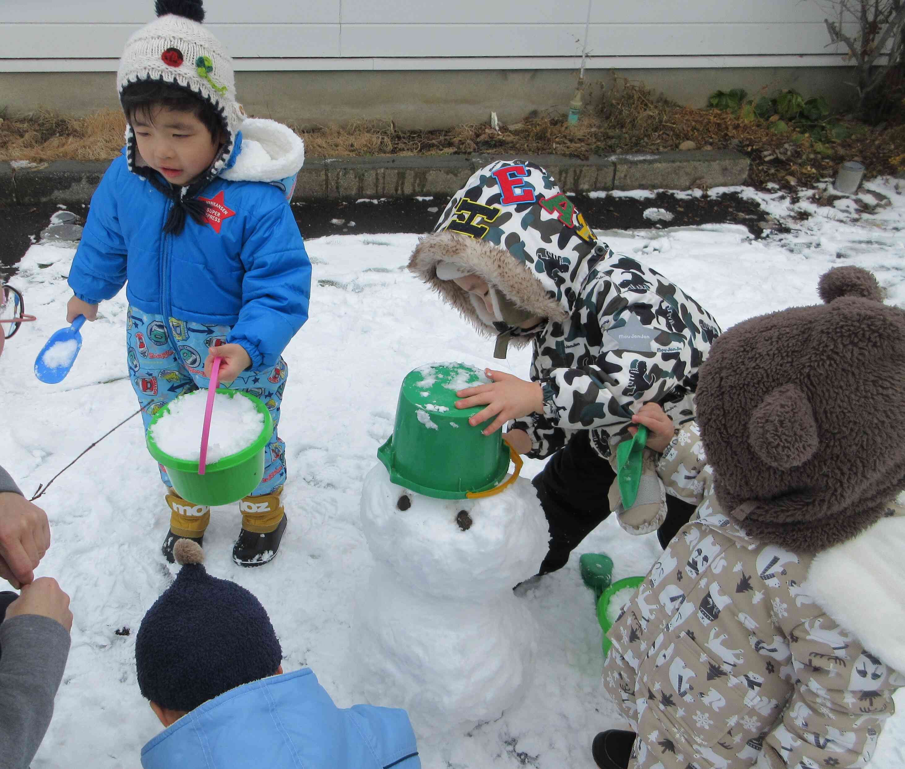 頭に帽子をのせてあげるね！